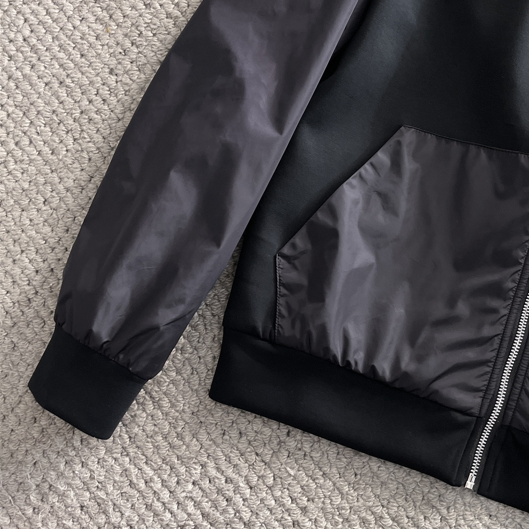 普拉达2024开春新款男士夹克外套原单三标齐全高端版本！专柜定制面料透气舒适度高细节无可挑剔品牌元素设计