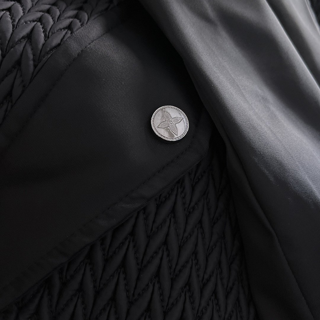 LV2024开春新款男士夹克外套原单三标齐全高端版本！专柜定制面料透气舒适度高细节无可挑剔品牌元素设计理