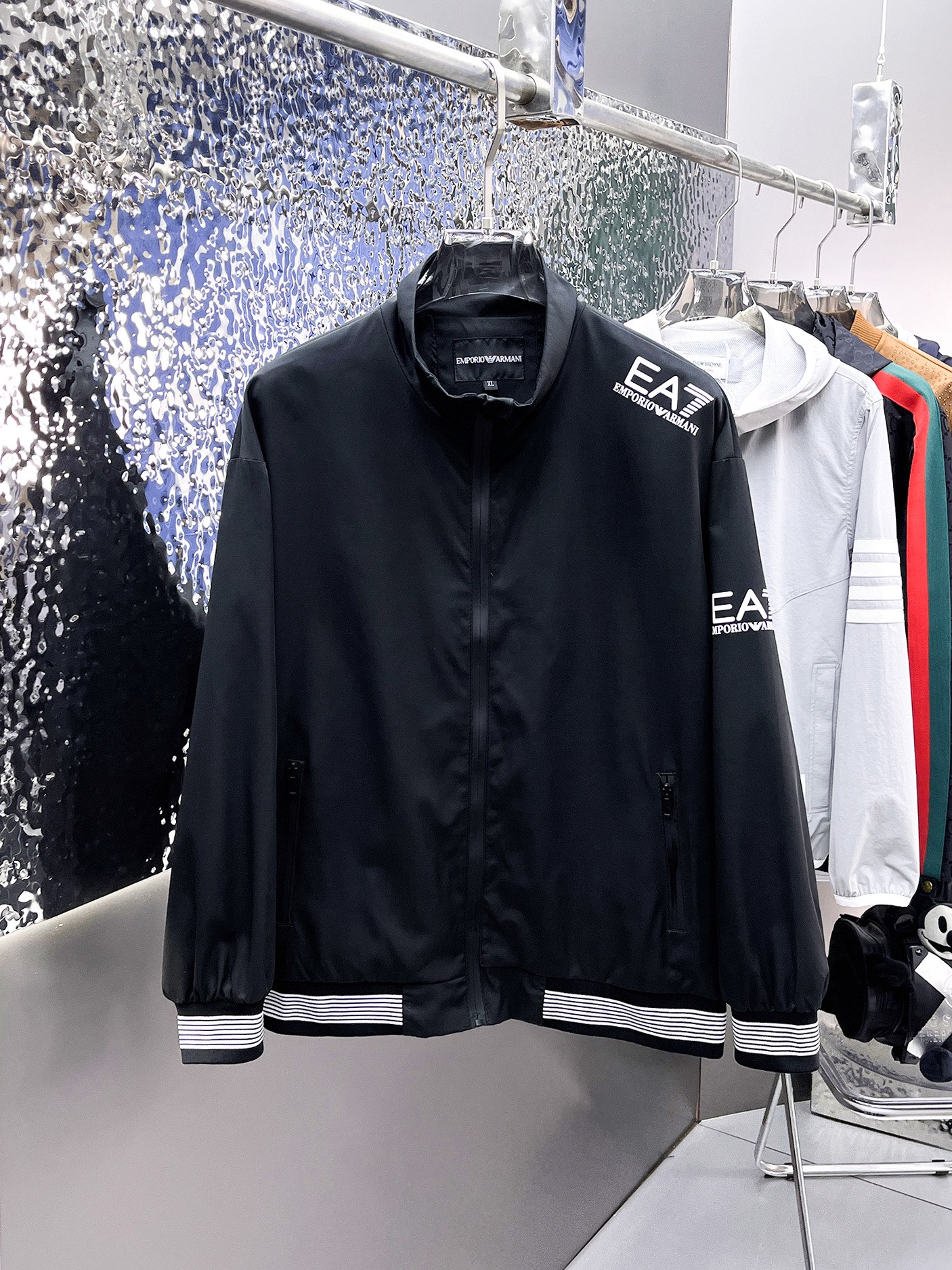 NO:133335,Armani's new jacket jacket for spring 2025, the new product on the show is perfect, comfortable and warm when worn on both sides, three-standard full color and attractive, and the very outstanding design easily advances the sense of fashion, the workmanship is extremely exquisite and rigorous, and the wiring is neat and meticulous!  A masterpiece of a big-name designer!  The upper body doesn't look bloated and super handsome!  Spot code M ~ XXXL,,armani,jackets & coats,jackets & coats,alexander wang19860909阿玛尼 2025开春新款夹克外套,秀场新品品相非常完美,双面穿舒适保暖,三标齐全色泽饱满诱人,非常出彩的设计,轻松将时髦感进阶,做工极为考究严谨,走线工整细致！大牌设计师巨作！上身不显臃肿、超级帅气！现货码数M ～ XXXL,,armani,jackets & coats,jackets & coats,alexander wang,Men's clothing