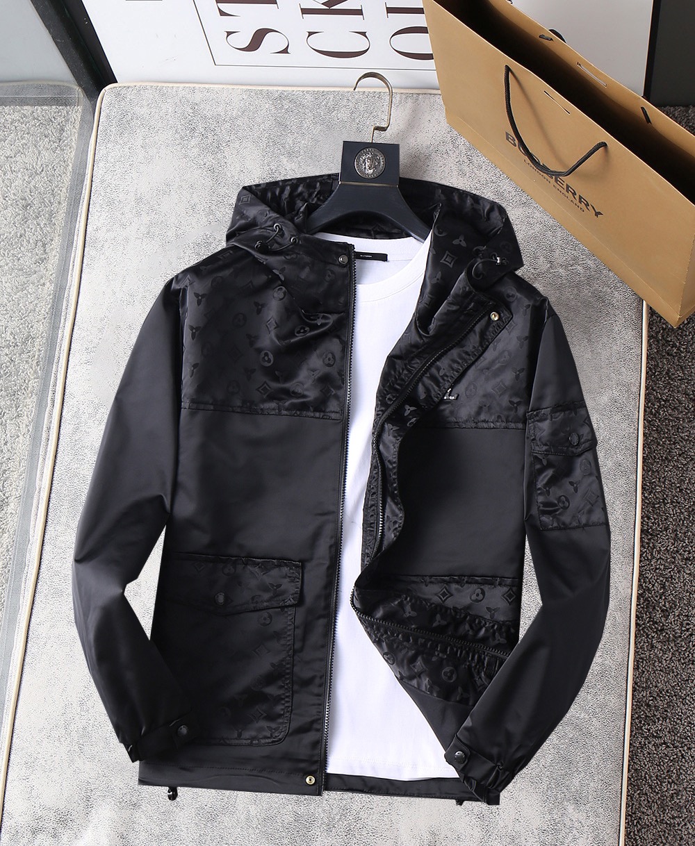 NO:115951,LV 2025 spring new jacket jacket, the new product on the show is perfect, comfortable and warm when worn on both sides, three-standard full color and attractive, and the very outstanding design easily advances the sense of fashion, the workmanship is extremely exquisite and rigorous, and the wiring is neat and meticulous!  A masterpiece of a big-name designer!  The upper body doesn't look bloated and super handsome!  Spot code M ~ XXXL,,louis vuitton,jackets & coats,jackets & coats,alexander wang19860909LV 2025春季新款夹克外套,秀场新品品相非常完美,双面穿舒适保暖,三标齐全色泽饱满诱人,非常出彩的设计,轻松将时髦感进阶,做工极为考究严谨,走线工整细致！大牌设计师巨作！上身不显臃肿、超级帅气！现货码数M ～ XXXL,,louis vuitton,jackets & coats,jackets & coats,alexander wang,Men's clothing