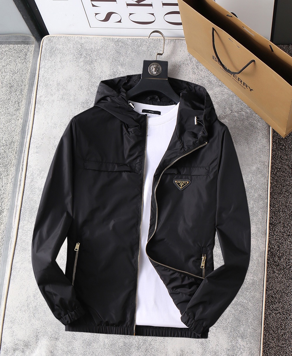 NO:115953,Prada's new spring jacket for 2025, the new product on the show is perfect, comfortable and warm when worn on both sides, three-standard full color and attractive, and the very outstanding design easily advances the sense of fashion, the workmanship is extremely exquisite and rigorous, and the wiring is neat and meticulous!  A masterpiece of a big-name designer!  The upper body doesn't look bloated and super handsome!  Spot code M ~ XXXL,,prada,jackets & coats,jackets & coats,alexander wang19860909普拉达 2025春季新款夹克外套,秀场新品品相非常完美,双面穿舒适保暖,三标齐全色泽饱满诱人,非常出彩的设计,轻松将时髦感进阶,做工极为考究严谨,走线工整细致！大牌设计师巨作！上身不显臃肿、超级帅气！现货码数M ～ XXXL,,prada,jackets & coats,jackets & coats,alexander wang,Men's clothing