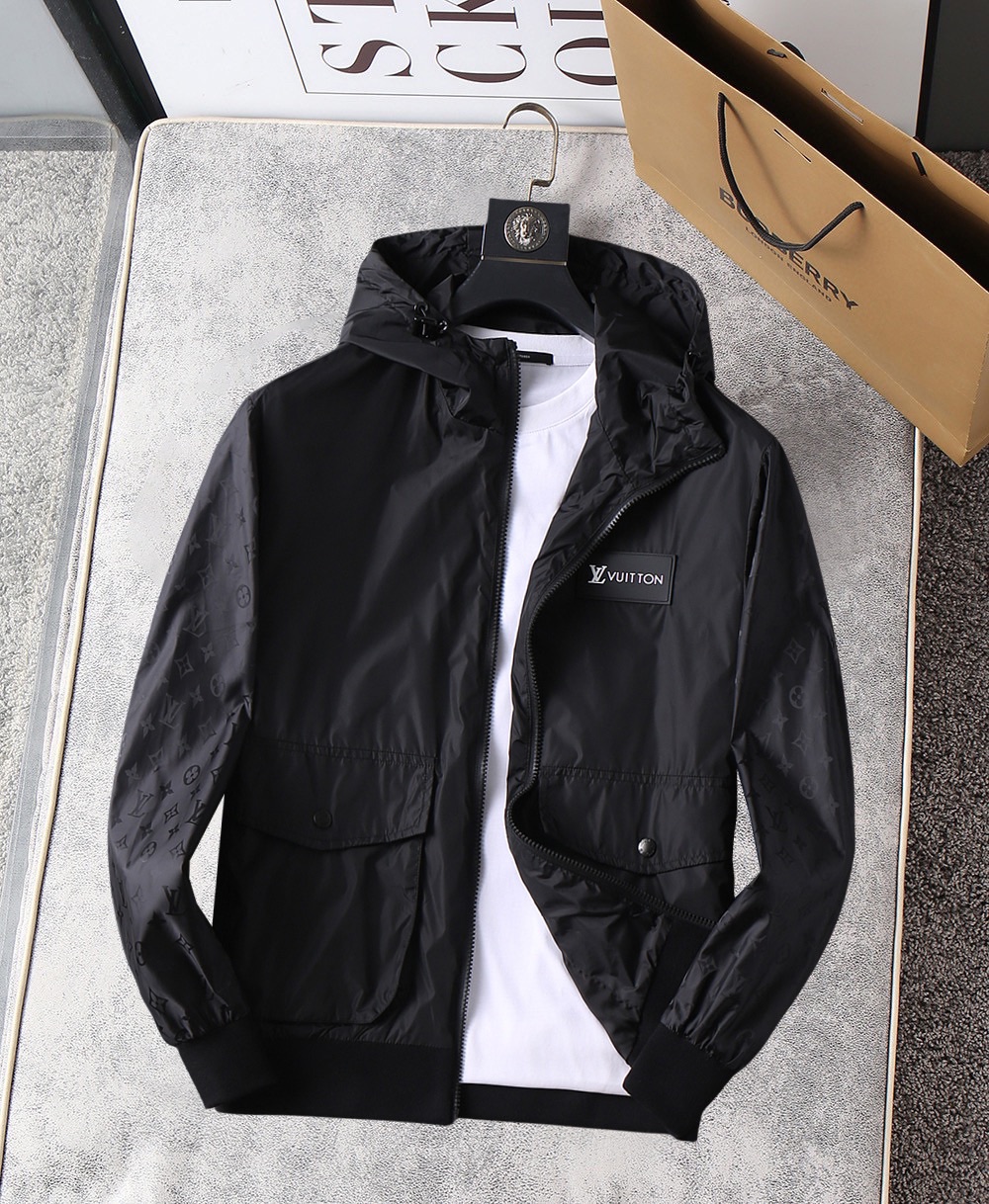 NO:115955,LV 2025 spring new jacket jacket, the new product on the show is perfect, comfortable and warm when worn on both sides, three-standard full color and attractive, and the very outstanding design easily advances the sense of fashion, the workmanship is extremely exquisite and rigorous, and the wiring is neat and meticulous!  A masterpiece of a big-name designer!  The upper body doesn't look bloated and super handsome!  Spot code M ~ XXXL,,louis vuitton,jackets & coats,jackets & coats,alexander wang19860909LV 2025春季新款夹克外套,秀场新品品相非常完美,双面穿舒适保暖,三标齐全色泽饱满诱人,非常出彩的设计,轻松将时髦感进阶,做工极为考究严谨,走线工整细致！大牌设计师巨作！上身不显臃肿、超级帅气！现货码数M ～ XXXL,,louis vuitton,jackets & coats,jackets & coats,alexander wang,Men's clothing