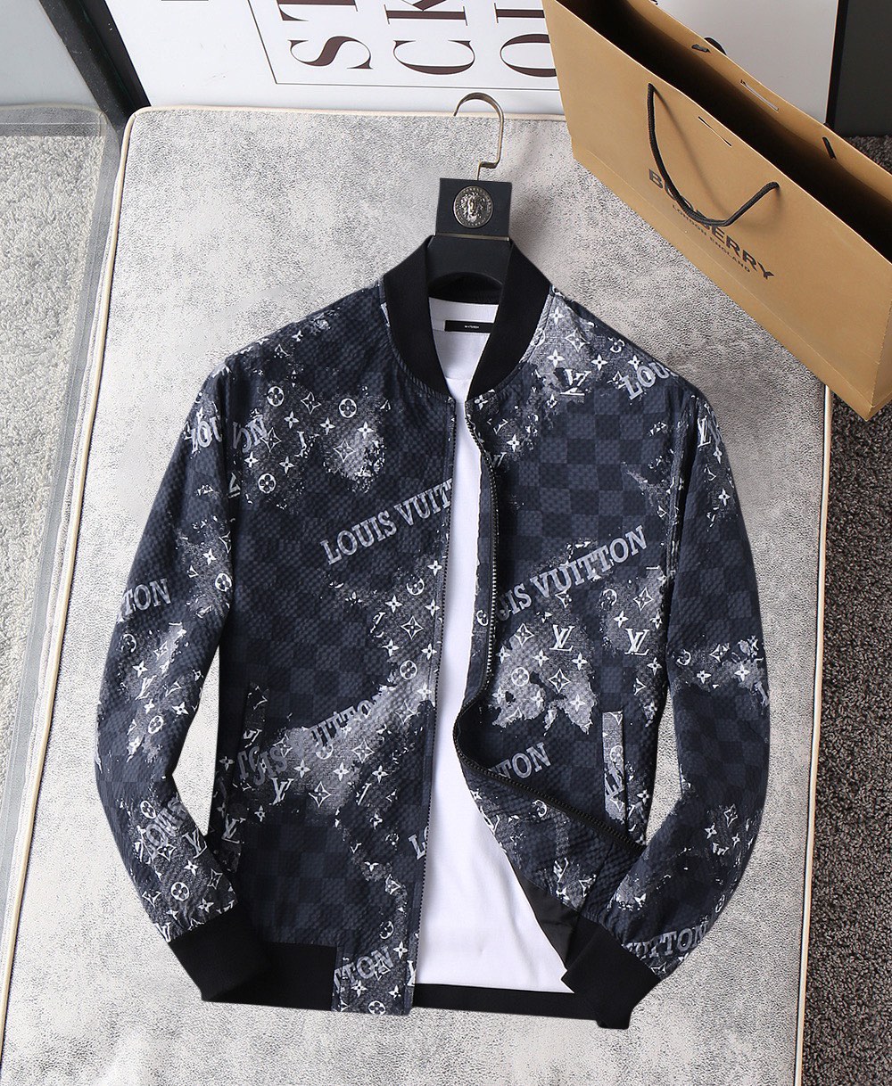 NO:115987,LV 2025 spring new jacket jacket, the new product on the show is perfect, comfortable and warm when worn on both sides, three-standard full color and attractive, and the very outstanding design easily advances the sense of fashion, the workmanship is extremely exquisite and rigorous, and the wiring is neat and meticulous!  A masterpiece of a big-name designer!  The upper body doesn't look bloated and super handsome!  Spot code M ~ XXXL,,louis vuitton,jackets & coats,jackets & coats,alexander wang19860909LV 2025春季新款夹克外套,秀场新品品相非常完美,双面穿舒适保暖,三标齐全色泽饱满诱人,非常出彩的设计,轻松将时髦感进阶,做工极为考究严谨,走线工整细致！大牌设计师巨作！上身不显臃肿、超级帅气！现货码数M ～ XXXL,,louis vuitton,jackets & coats,jackets & coats,alexander wang,Men's clothing