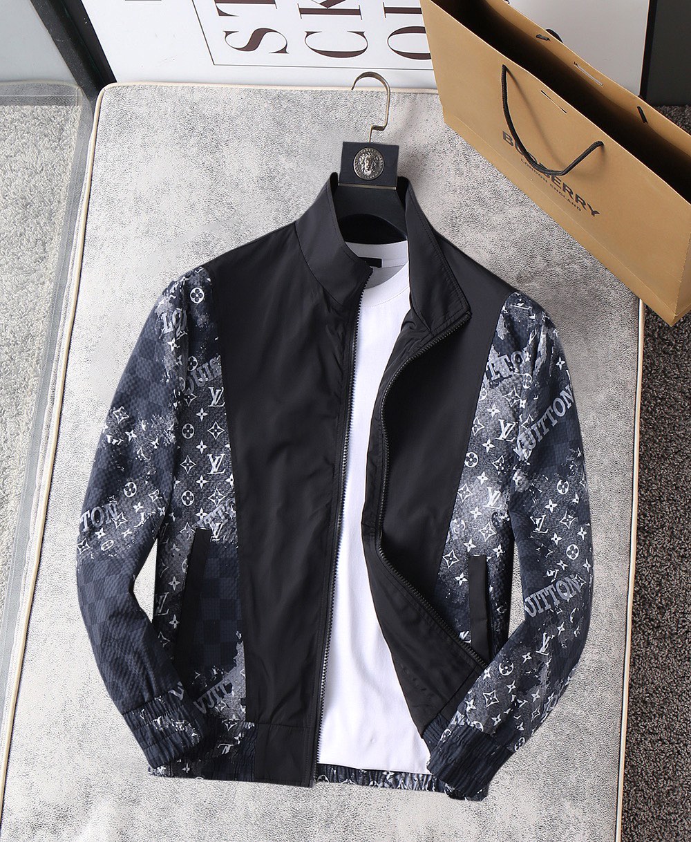 NO:115982,LV 2025 spring new jacket jacket, the new product on the show is perfect, comfortable and warm when worn on both sides, three-standard full color and attractive, and the very outstanding design easily advances the sense of fashion, the workmanship is extremely exquisite and rigorous, and the wiring is neat and meticulous!  A masterpiece of a big-name designer!  The upper body doesn't look bloated and super handsome!  Spot code M ~ XXXL,,louis vuitton,jackets & coats,jackets & coats,alexander wang19860909LV 2025春季新款夹克外套,秀场新品品相非常完美,双面穿舒适保暖,三标齐全色泽饱满诱人,非常出彩的设计,轻松将时髦感进阶,做工极为考究严谨,走线工整细致！大牌设计师巨作！上身不显臃肿、超级帅气！现货码数M ～ XXXL,,louis vuitton,jackets & coats,jackets & coats,alexander wang,Men's clothing