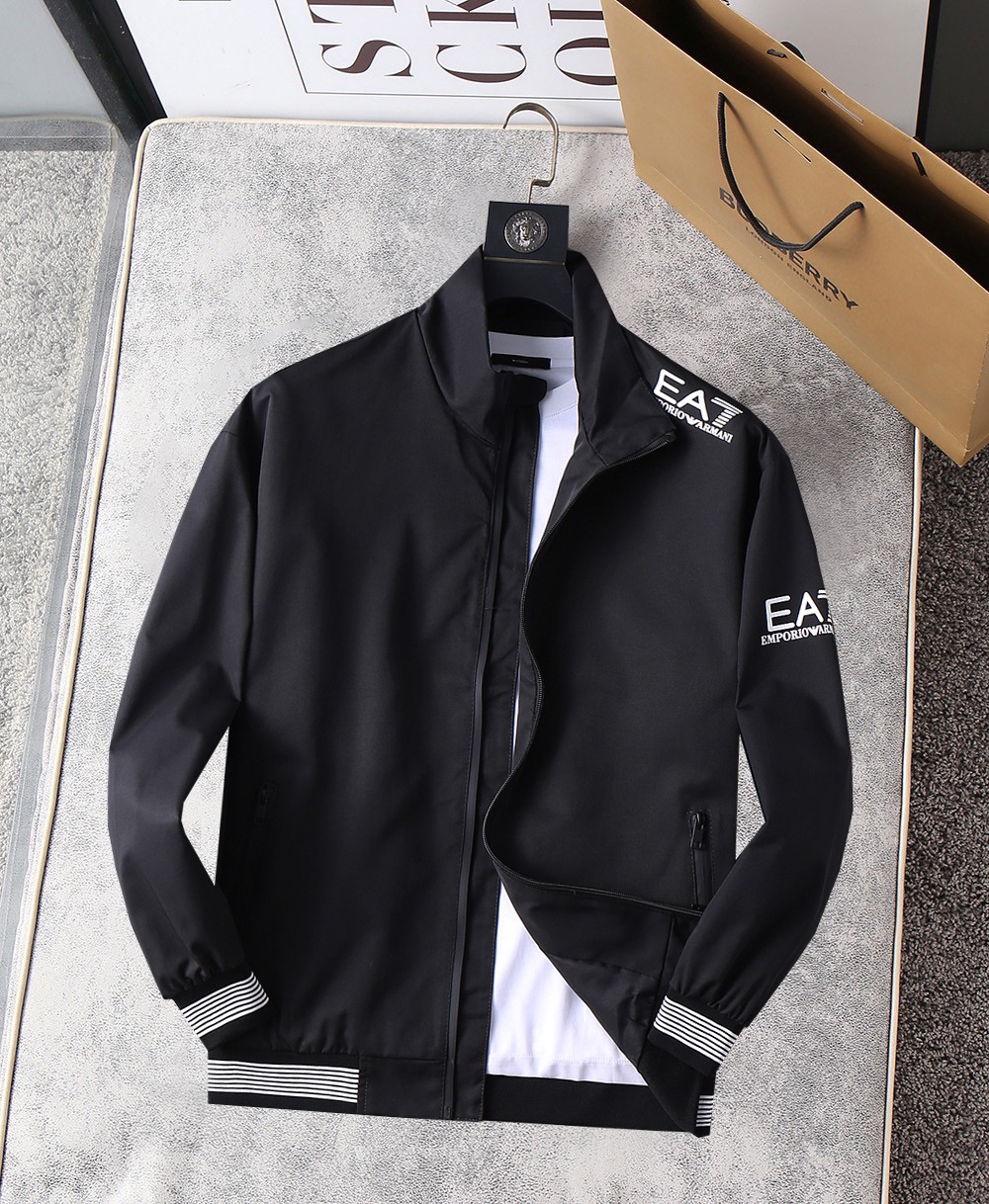 NO:115970,Armani Spring 2025 new jacket jacket, the new product on the show is perfect, comfortable and warm when worn on both sides, three-standard full color and attractive, and the very outstanding design easily advances the sense of fashion, the workmanship is extremely exquisite and rigorous, and the wiring is neat and meticulous!  A masterpiece of a big-name designer!  The upper body doesn't look bloated and super handsome!  Spot code M ~ XXXL,,armani,jackets & coats,jackets & coats,alexander wang19860909阿玛尼 2025春季新款夹克外套,秀场新品品相非常完美,双面穿舒适保暖,三标齐全色泽饱满诱人,非常出彩的设计,轻松将时髦感进阶,做工极为考究严谨,走线工整细致！大牌设计师巨作！上身不显臃肿、超级帅气！现货码数M ～ XXXL,,armani,jackets & coats,jackets & coats,alexander wang,Men's clothing