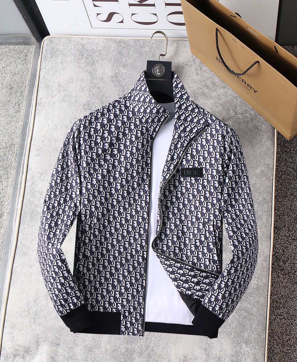 NO:115944,Dior 2025 spring new jacket jacket, the new product on the show is perfect, comfortable and warm when worn on both sides, three-standard full colors and attractive, and the very outstanding design easily advances the sense of fashion, the workmanship is extremely exquisite and rigorous, and the wiring is neat and meticulous!  A masterpiece of a big-name designer!  The upper body doesn't look bloated and super handsome!  Spot code M ~ XXXL,,dior,jackets & coats,jackets & coats,alexander wang19860909迪奥 2025春季新款夹克外套,秀场新品品相非常完美,双面穿舒适保暖,三标齐全色泽饱满诱人,非常出彩的设计,轻松将时髦感进阶,做工极为考究严谨,走线工整细致！大牌设计师巨作！上身不显臃肿、超级帅气！现货码数M ～ XXXL,,dior,jackets & coats,jackets & coats,alexander wang,Men's clothing