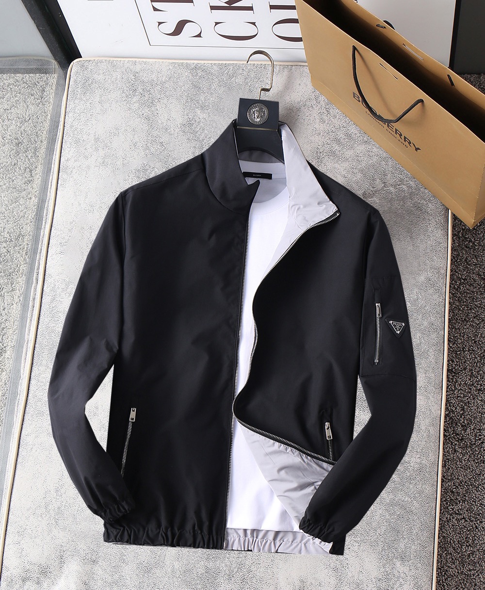 NO:115945,Prada double-sided wear, 2025 spring new jacket jacket, the new product on the show is perfect, the double-sided wear is comfortable and warm, the three-standard complete colors are full and attractive, and the very outstanding design easily advances the sense of fashion, the workmanship is extremely exquisite and rigorous, and the wiring is neat and meticulous!  A masterpiece of a big-name designer!  The upper body doesn't look bloated and super handsome!  Spot code M ~ XXXL,,prada,jackets & coats,jackets & coats,alexander wang19860909普拉达 双面穿,2025春季新款夹克外套,秀场新品品相非常完美,双面穿舒适保暖,三标齐全色泽饱满诱人,非常出彩的设计,轻松将时髦感进阶,做工极为考究严谨,走线工整细致！大牌设计师巨作！上身不显臃肿、超级帅气！现货码数M ～ XXXL,,prada,jackets & coats,jackets & coats,alexander wang,Men's clothing