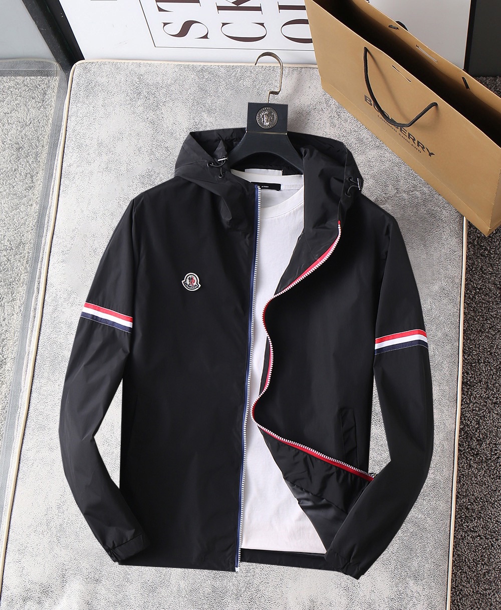 NO:115948,The new 2025 spring jacket, the new product on the show is perfect, comfortable and warm when worn on both sides, the three-standard full color and attractive, and the very outstanding design easily advances the sense of fashion. The workmanship is extremely exquisite and rigorous, and the wiring is neat and meticulous!  A masterpiece of a big-name designer!  The upper body doesn't look bloated and super handsome!  Spot code M ~ XXXL,,Moncler,jackets & coats,jackets & coats,alexander wang19860909蒙口 2025春季新款夹克外套,秀场新品品相非常完美,双面穿舒适保暖,三标齐全色泽饱满诱人,非常出彩的设计,轻松将时髦感进阶,做工极为考究严谨,走线工整细致！大牌设计师巨作！上身不显臃肿、超级帅气！现货码数M ～ XXXL,,Moncler,jackets & coats,jackets & coats,alexander wang,Men's clothing