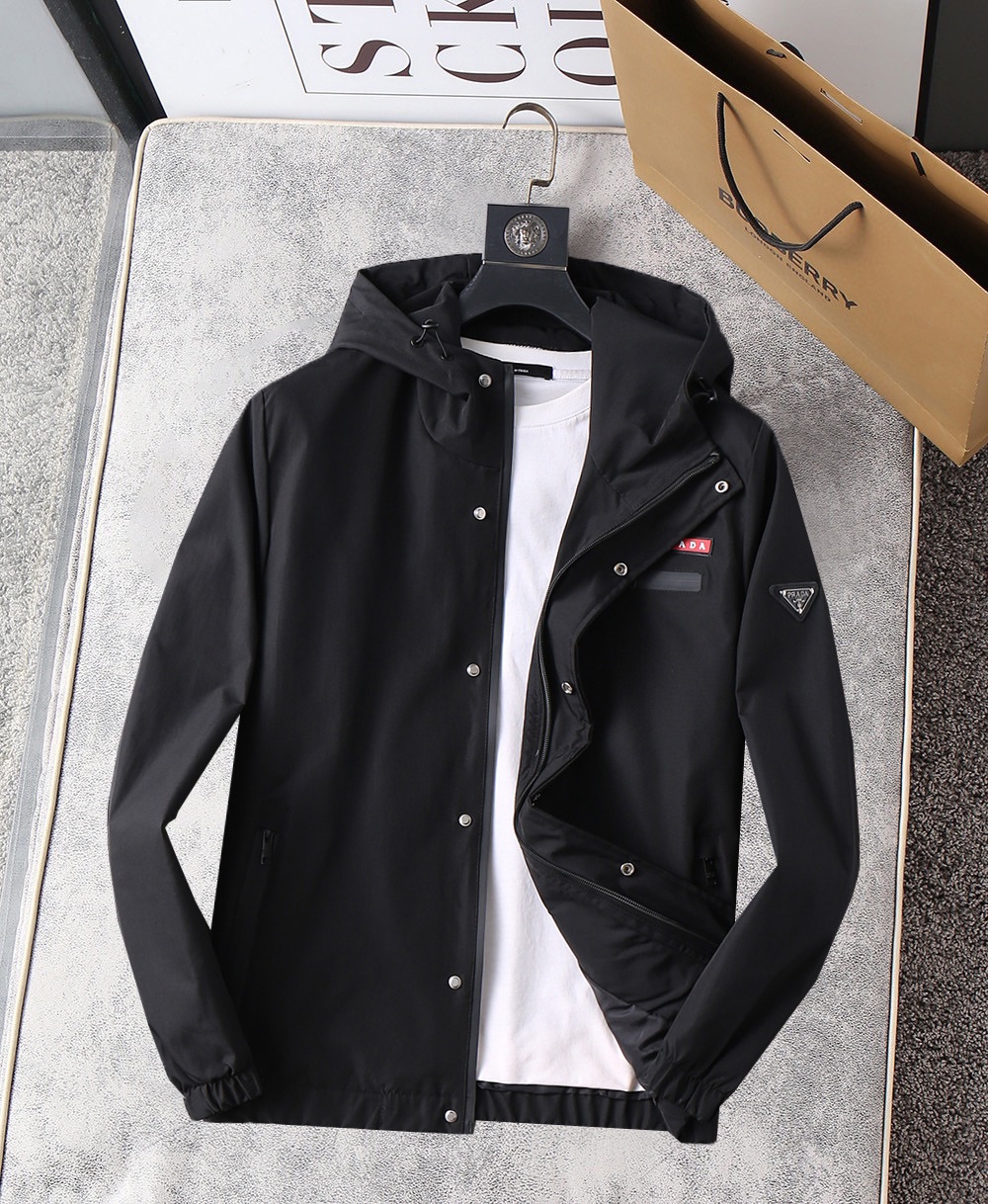 NO:115950,Prada's new spring jacket for 2025, the new product on the show is perfect, comfortable and warm when worn on both sides, three-standard full color and attractive, and the very outstanding design easily advances the sense of fashion, the workmanship is extremely exquisite and rigorous, and the wiring is neat and meticulous!  A masterpiece of a big-name designer!  The upper body doesn't look bloated and super handsome!  Spot code M ~ XXXL,,prada,jackets & coats,jackets & coats,alexander wang19860909普拉达 2025春季新款夹克外套,秀场新品品相非常完美,双面穿舒适保暖,三标齐全色泽饱满诱人,非常出彩的设计,轻松将时髦感进阶,做工极为考究严谨,走线工整细致！大牌设计师巨作！上身不显臃肿、超级帅气！现货码数M ～ XXXL,,prada,jackets & coats,jackets & coats,alexander wang,Men's clothing