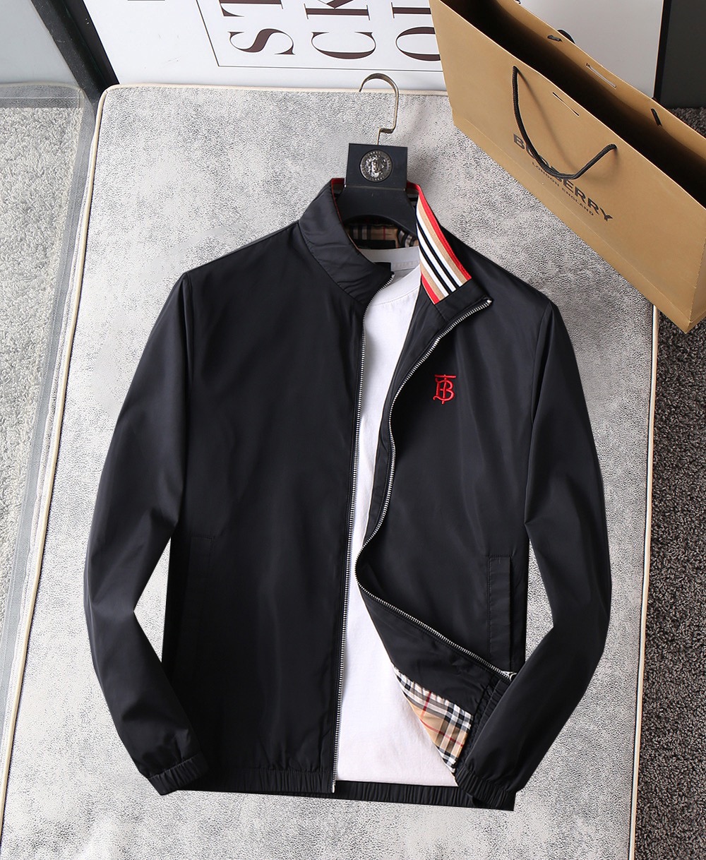 NO:115952,Burberry's new spring jacket for 2025, the new product on the show is perfect, comfortable and warm when worn on both sides, three-standard full color and attractive, and the very outstanding design easily advances the sense of fashion, the workmanship is extremely exquisite and rigorous, and the wiring is neat and meticulous!  A masterpiece of a big-name designer!  The upper body doesn't look bloated and super handsome!  Spot code M ~ XXXL,,burberry,jackets & coats,jackets & coats,alexander wang19860909巴宝莉 2025春季新款夹克外套,秀场新品品相非常完美,双面穿舒适保暖,三标齐全色泽饱满诱人,非常出彩的设计,轻松将时髦感进阶,做工极为考究严谨,走线工整细致！大牌设计师巨作！上身不显臃肿、超级帅气！现货码数M ～ XXXL,,burberry,jackets & coats,jackets & coats,alexander wang,Men's clothing