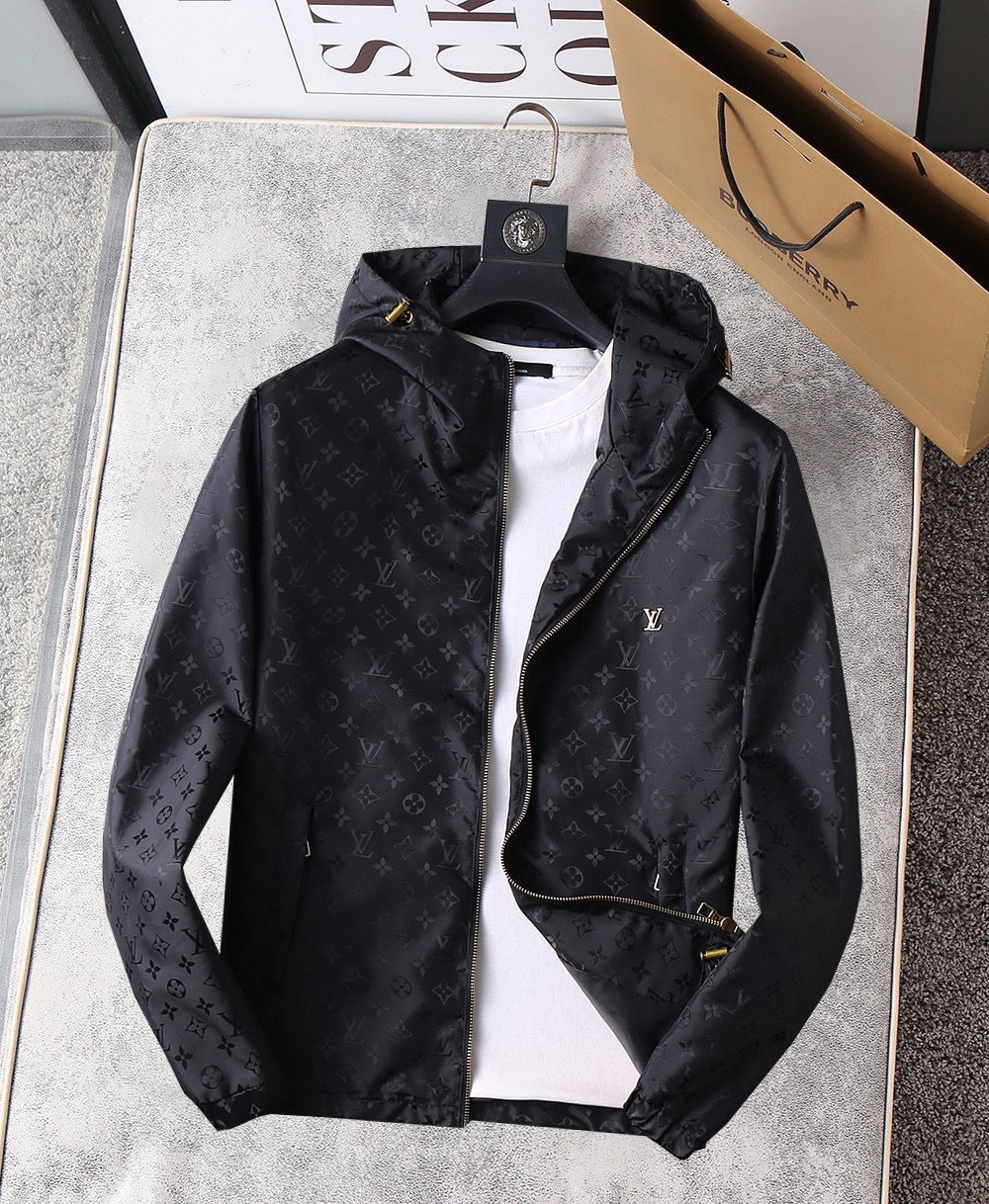 NO:115981,LV 2025 spring new jacket jacket, the new product on the show is perfect, comfortable and warm when worn on both sides, three-standard full color and attractive, and the very outstanding design easily advances the sense of fashion, the workmanship is extremely exquisite and rigorous, and the wiring is neat and meticulous!  A masterpiece of a big-name designer!  The upper body doesn't look bloated and super handsome!  Spot code M ~ XXXL,,louis vuitton,jackets & coats,jackets & coats,alexander wang19860909LV 2025春季新款夹克外套,秀场新品品相非常完美,双面穿舒适保暖,三标齐全色泽饱满诱人,非常出彩的设计,轻松将时髦感进阶,做工极为考究严谨,走线工整细致！大牌设计师巨作！上身不显臃肿、超级帅气！现货码数M ～ XXXL,,louis vuitton,jackets & coats,jackets & coats,alexander wang,Men's clothing