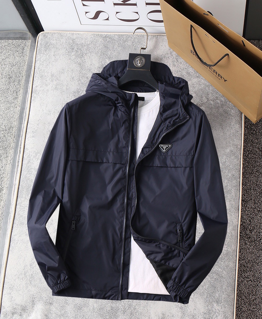 NO:115954,The new 2025 spring jacket, the new product on the show is perfect, comfortable and warm when worn on both sides, the three-standard full color and attractive, and the very outstanding design easily advances the sense of fashion. The workmanship is extremely exquisite and rigorous, and the wiring is neat and meticulous!  A masterpiece of a big-name designer!  The upper body doesn't look bloated and super handsome!  Spot code M ~ XXXL,,Moncler,jackets & coats,jackets & coats,alexander wang19860909蒙口 2025春季新款夹克外套,秀场新品品相非常完美,双面穿舒适保暖,三标齐全色泽饱满诱人,非常出彩的设计,轻松将时髦感进阶,做工极为考究严谨,走线工整细致！大牌设计师巨作！上身不显臃肿、超级帅气！现货码数M ～ XXXL,,Moncler,jackets & coats,jackets & coats,alexander wang,Men's clothing