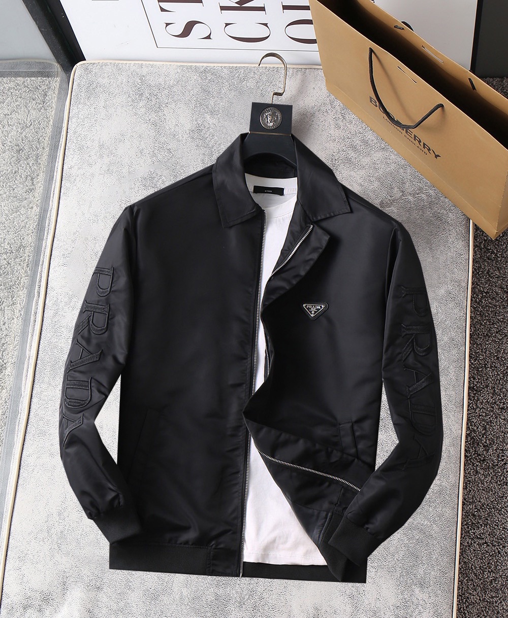 NO:115947,Prada's new spring jacket for 2025, the new product on the show is perfect, comfortable and warm when worn on both sides, three-standard full color and attractive, and the very outstanding design easily advances the sense of fashion, the workmanship is extremely exquisite and rigorous, and the wiring is neat and meticulous!  A masterpiece of a big-name designer!  The upper body doesn't look bloated and super handsome!  Spot code M ~ XXXL,,prada,jackets & coats,jackets & coats,alexander wang19860909普拉达 2025春季新款夹克外套,秀场新品品相非常完美,双面穿舒适保暖,三标齐全色泽饱满诱人,非常出彩的设计,轻松将时髦感进阶,做工极为考究严谨,走线工整细致！大牌设计师巨作！上身不显臃肿、超级帅气！现货码数M ～ XXXL,,prada,jackets & coats,jackets & coats,alexander wang,Men's clothing