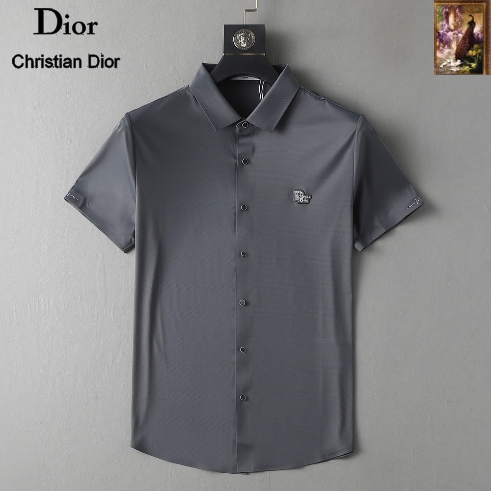 NO:136517,Dior High-end Business White-collar workers are a must-have item for individuals in the unit!  Seal-free pressed glue ice silk casual business short-sleeved shirt, technological fabric, ice silk traceless, very good body feel, smooth feel and great texture!  Good elasticity, no sense of restraint, the fabric has its own breathable mesh, moisture absorption and sweating, quick drying and keeping it dry, small lapel placket-breasted design, showing a straight posture, not soft pedal, simple style, can be used for business and leisure, highly recommended!  High-elastic ice silk, the touch is as smooth as jade silk, clean and neat, and elegant and gentlemanly. The high-end materials are the key to the fabric, the quality control must be used. The feel is extremely delicate and smooth, the fabric has a good gloss and upper body skeleton feel, so we can greet mature and quality men's clothing!  Sweat in summer and dry in seconds, a brand new experience Business commuting and leisure M-4XL,,dior,shirts,T-shirt,alexander wang19860909迪奥 高端商务 白领 单位人士必入单品！ 无痕压胶冰丝休闲商务短袖衬衫,科技面料,冰丝无痕,体感非常棒,手感顺滑质感很棒！弹性好,无任何束缚感,面料自带透气网孔,吸湿排汗,速干保持干爽,小翻领门襟排扣设计,展露挺拔姿态,不软踏,简约款式,商务休闲都可驾驭,强烈推荐！高弹冰丝,触感堪比玉蚕丝一样丝滑,干净利落,儒雅绅士风度.高级材质,重点就是面料上,品控的必上,手感极其细腻光滑,面料光泽感和上身骨架感好,打招成熟品质男装！夏天出汗秒干,全新体验 商务通勤休闲 M-4XL,,dior,shirts,T-shirt,alexander wang,Men's clothing