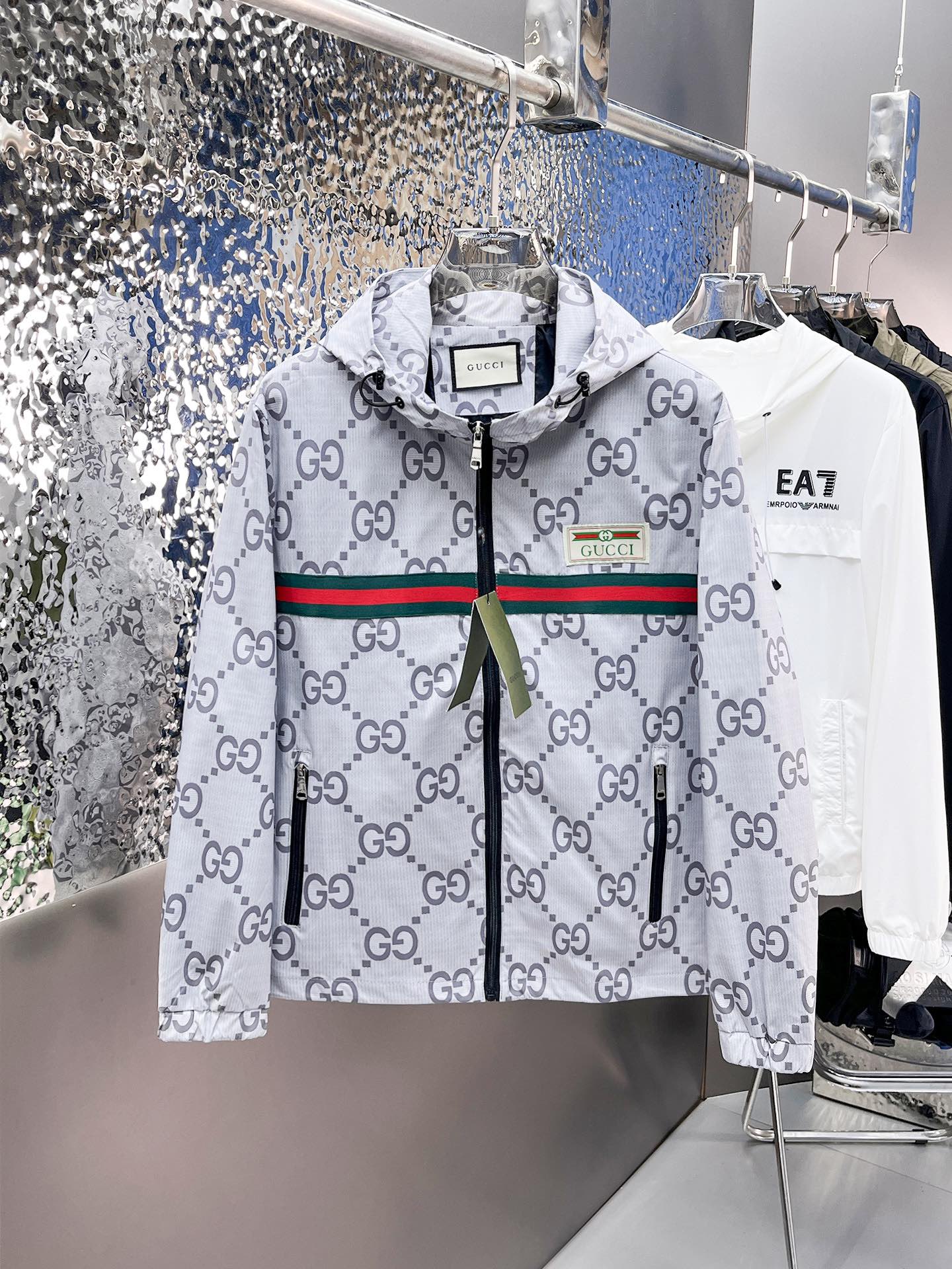 NO:133341,Guqi 2025 Spring New Jacket Jacket, the new product on the show is perfect, comfortable and warm when worn on both sides, three-standard full color and attractive, and the very outstanding design easily advances the sense of fashion, the workmanship is extremely exquisite and rigorous, and the wiring is neat and meticulous!  A masterpiece of a big-name designer!  The upper body doesn't look bloated and super handsome!  Spot code M ~ XXXL,,jackets & coats,jackets & coats,alexander wang19860909古奇 2025开春新款夹克外套,秀场新品品相非常完美,双面穿舒适保暖,三标齐全色泽饱满诱人,非常出彩的设计,轻松将时髦感进阶,做工极为考究严谨,走线工整细致！大牌设计师巨作！上身不显臃肿、超级帅气！现货码数M ～ XXXL,,jackets & coats,jackets & coats,alexander wang,Men's clothing