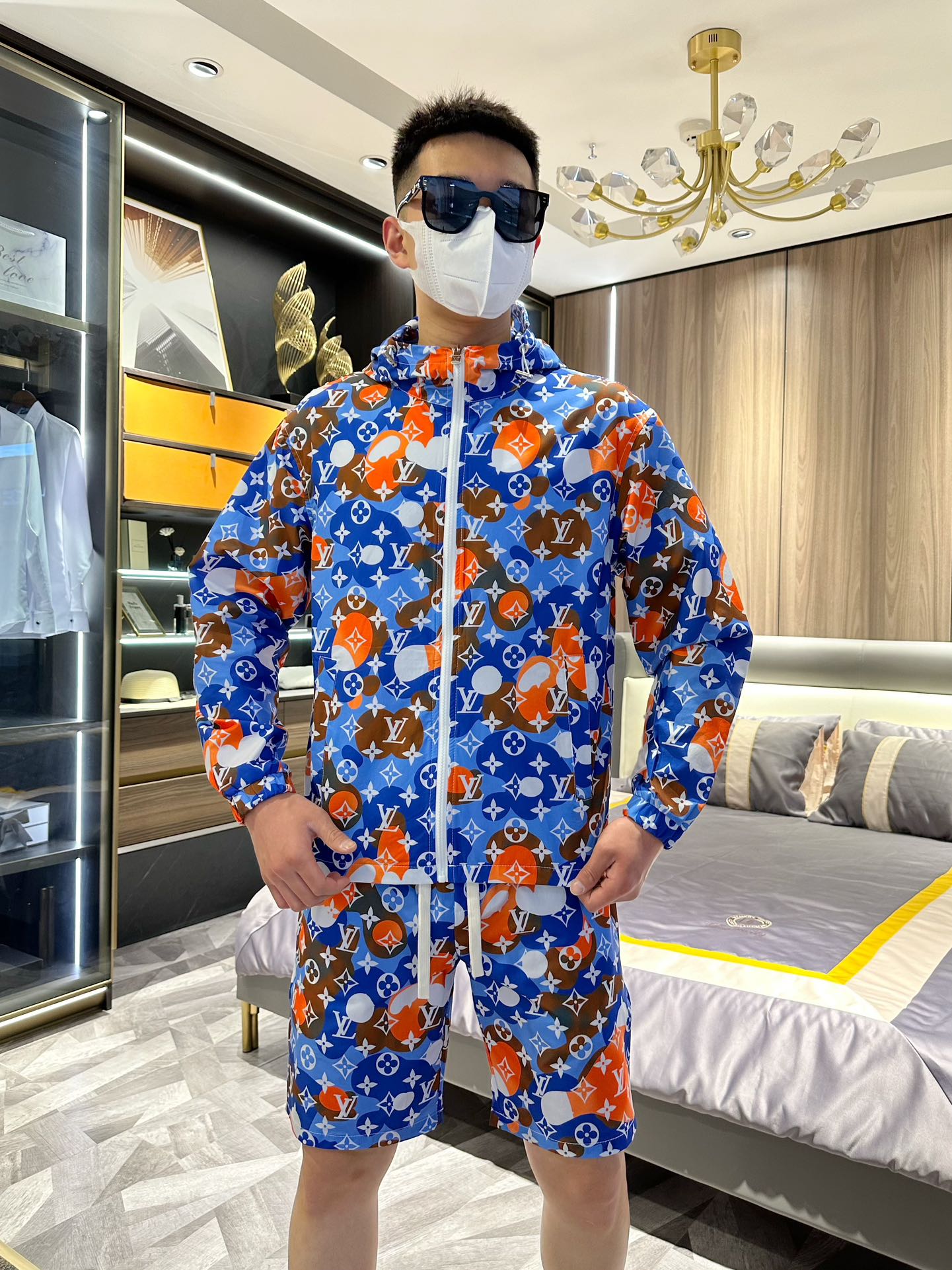 NO:142147,Louis Vuitton LV 2025 summer sun protection suit skin clothing, made of imported light nylon technology fabric, 3D printed upper body is soft and comfortable, wind, rain and sun protection, and super light!  The style is even more fashionable and stylish, all hardware is supplied by customers, and the zipper is engraved with the counter brand logo, and various details highlight the quality!  It can be worn as a jacket in spring and autumn, and it is usually very nice to use it to make a concave look!  Making air-conditioned sunscreen clothes in summer, practical and versatile. Size number M~XXXL (model 173, 143 catties upper body L size),, louis vuitton,louis vuitton,jackets & coats,alexander wang19860909路易威登LV 2025夏季防晒衣套装皮肤衣,采用进口轻尼龙科技面料制作,3D印花上身柔软舒适,防风防雨防晒,并且超级轻盈！款式更是时尚有型,五金全部客供,拉链刻有专柜品牌logo ,各种细节凸显品质！春秋可作为外套穿搭,平时用以凹造型都非常nice！夏季做空调防晒衣,实用又百搭. 码数M～XXXL（模特173,143斤上身L码）,,louis vuitton,louis vuitton,jackets & coats,alexander wang,Men's clothing