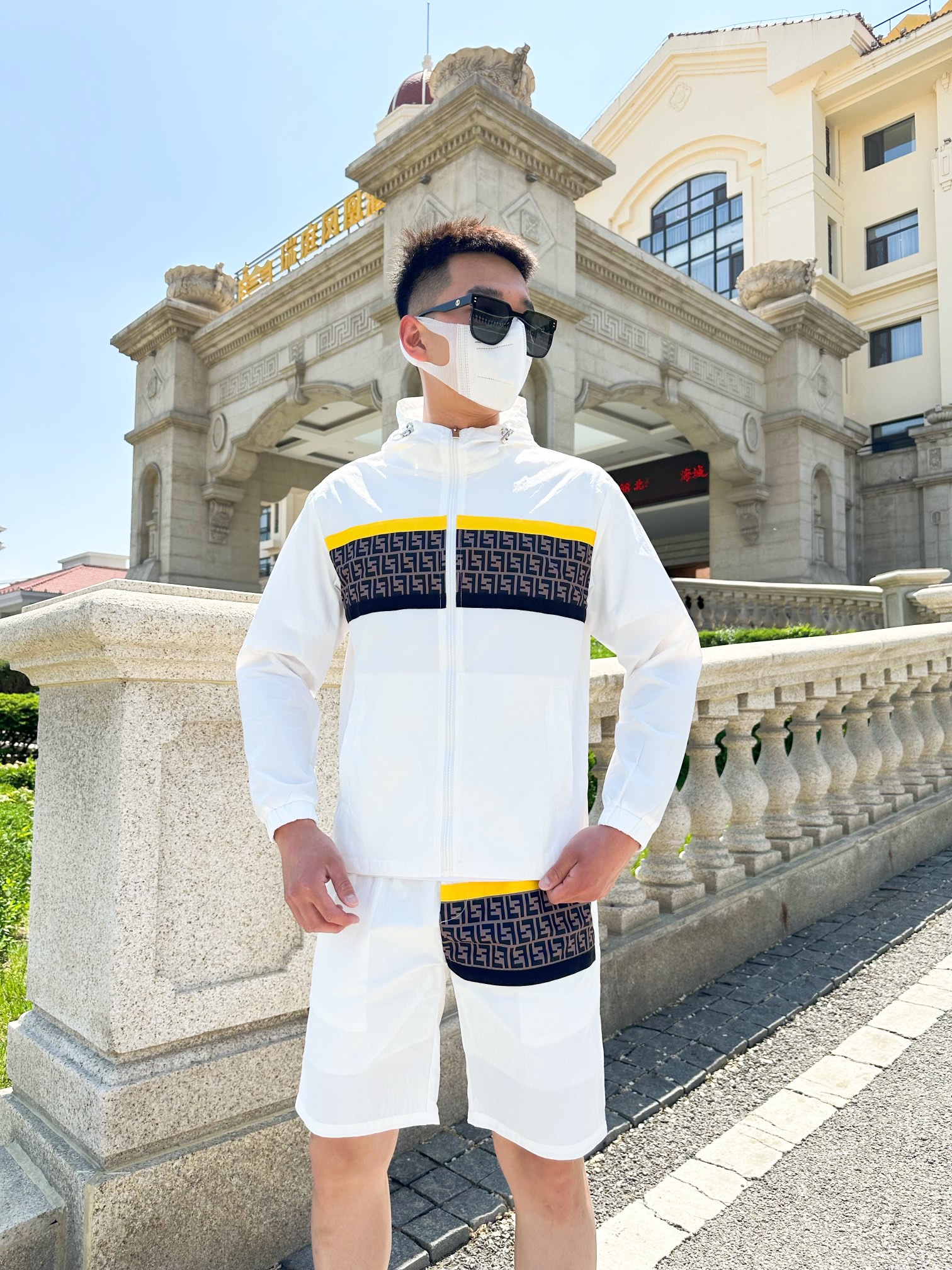 NO:142149,Fendi 2025 summer sun protection suit skin clothing, made of imported light nylon technology fabric, 3D printed upper body is soft and comfortable, windproof, rainproof and sun protection, and super light!  The style is even more fashionable and stylish, all hardware is supplied by customers, and the zipper is engraved with the counter brand logo, and various details highlight the quality!  It can be worn as a jacket in spring and autumn, and it is usually very nice to use it to make a concave look!  Making air-conditioned sunscreen clothes in summer, practical and versatile. Size M~XXXL (model 173, 143 catties upper body L size), fendi, jackets & coats, alexander wang19860909芬迪 2025夏季防晒衣套装皮肤衣,采用进口轻尼龙科技面料制作,3D印花上身柔软舒适,防风防雨防晒,并且超级轻盈！款式更是时尚有型,五金全部客供,拉链刻有专柜品牌logo ,各种细节凸显品质！春秋可作为外套穿搭,平时用以凹造型都非常nice！夏季做空调防晒衣,实用又百搭. 码数M～XXXL（模特173,143斤上身L码）,,fendi,jackets & coats,alexander wang,Men's clothing