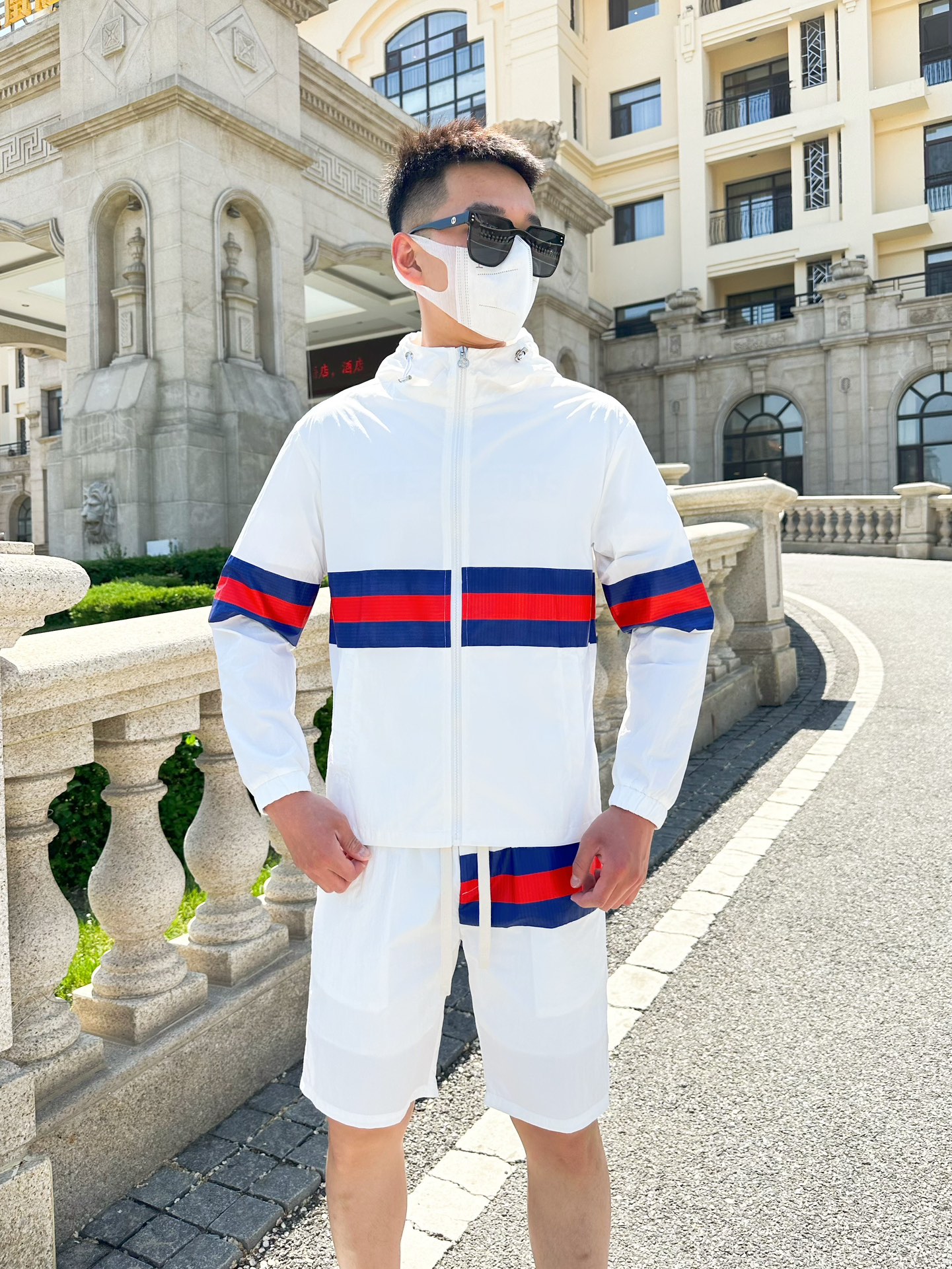 NO:142151,Guqi 2025 summer sun protection suit skin clothing, made of imported light nylon technology fabric, 3D printed upper body is soft and comfortable, windproof, rainproof and sun protection, and super light!  The style is even more fashionable and stylish, all hardware is supplied by customers, and the zipper is engraved with the counter brand logo, and various details highlight the quality!  It can be worn as a jacket in spring and autumn, and it is usually very nice to use it to make a concave look!  Making air-conditioned sunscreen clothes in summer, practical and versatile. Size number M~XXXL (model 173, 143 catties upper body L size), Jackets & coats, alexander wang19860909古奇 2025夏季防晒衣套装皮肤衣,采用进口轻尼龙科技面料制作,3D印花上身柔软舒适,防风防雨防晒,并且超级轻盈！款式更是时尚有型,五金全部客供,拉链刻有专柜品牌logo ,各种细节凸显品质！春秋可作为外套穿搭,平时用以凹造型都非常nice！夏季做空调防晒衣,实用又百搭. 码数M～XXXL（模特173,143斤上身L码）,,jackets & coats,alexander wang,Men's clothing