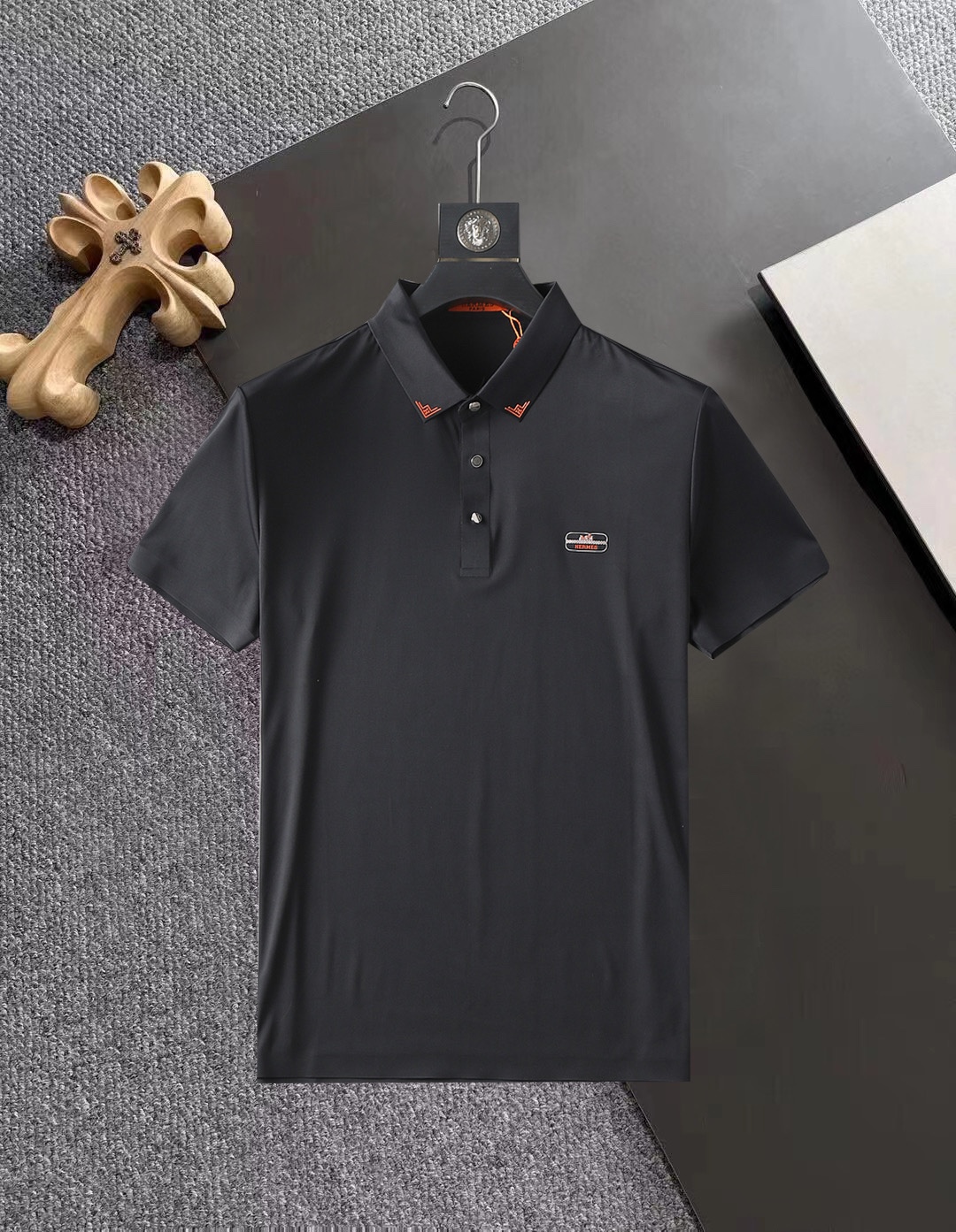 NO:142185,Hermes High-end Business White-collar workers are a must-have item for people in the unit!  Seizure-free pressed gel ice silk casual business short-sleeved Polo, technology fabric, ice silk traceless, very good body feel, smooth feel and great texture!  Good elasticity, no sense of restraint, the fabric has its own breathable mesh, moisture absorption and sweating, quick drying and keeping it dry, small lapel placket-breasted design, showing a straight posture, not soft pedal, simple style, can be used for business and leisure, highly recommended!  High-elastic ice silk, the touch is as smooth as jade silk, clean and neat, and elegant and gentlemanly. The high-end materials are the key to the fabric, the quality control must be used. The feel is extremely delicate and smooth, the fabric has a good gloss and upper body skeleton feel, so we can greet mature and quality men's clothing!  Sweat in summer and dry instantly, a brand new experience Business commuting and leisure M-4XL, hermes, T-shirt, alexander wang19860909爱马仕 高端商务 白领 单位人士必入单品！ 无痕压胶冰丝休闲商务短袖Polo,科技面料,冰丝无痕,体感非常棒,手感顺滑质感很棒！弹性好,无任何束缚感,面料自带透气网孔,吸湿排汗,速干保持干爽,小翻领门襟排扣设计,展露挺拔姿态,不软踏,简约款式,商务休闲都可驾驭,强烈推荐！高弹冰丝,触感堪比玉蚕丝一样丝滑,干净利落,儒雅绅士风度.高级材质,重点就是面料上,品控的必上,手感极其细腻光滑,面料光泽感和上身骨架感好,打招成熟品质男装！夏天出汗秒干,全新体验 商务通勤休闲 M-4XL,,hermes,T-shirt,alexander wang,Men's clothing