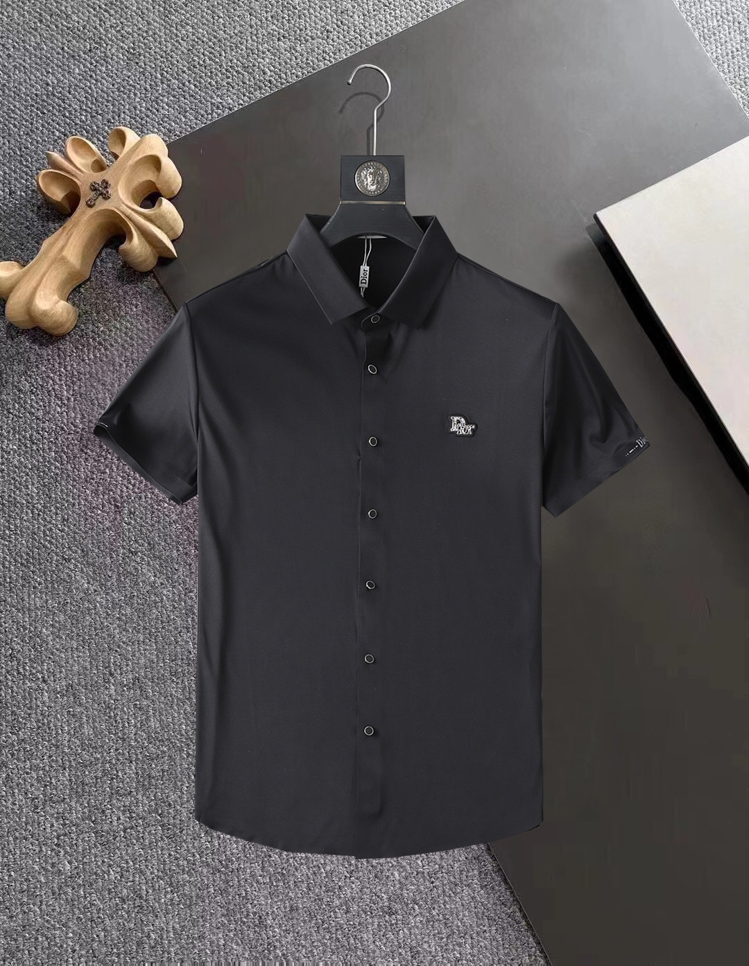 NO:142188,Dior High-end Business White-collar workers are a must-have item for individuals in the unit!  Seal-free pressed glue ice silk casual business short-sleeved shirt, technological fabric, ice silk traceless, very good body feel, smooth feel and great texture!  Good elasticity, no sense of restraint, the fabric has its own breathable mesh, moisture absorption and sweating, quick drying and keeping it dry, small lapel placket-breasted design, showing a straight posture, not soft pedal, simple style, can be used for business and leisure, highly recommended!  High-elastic ice silk, the touch is as smooth as jade silk, clean and neat, and elegant and gentlemanly. The high-end materials are the key to the fabric, the quality control must be used. The feel is extremely delicate and smooth, the fabric has a good gloss and upper body skeleton feel, so we can greet mature and quality men's clothing!  Sweat in summer and dry in seconds, a brand new experience Business commuting and leisure M-4XL,,dior,shirts,T-shirt,alexander wang19860909迪奥 高端商务 白领 单位人士必入单品！ 无痕压胶冰丝休闲商务短袖衬衫,科技面料,冰丝无痕,体感非常棒,手感顺滑质感很棒！弹性好,无任何束缚感,面料自带透气网孔,吸湿排汗,速干保持干爽,小翻领门襟排扣设计,展露挺拔姿态,不软踏,简约款式,商务休闲都可驾驭,强烈推荐！高弹冰丝,触感堪比玉蚕丝一样丝滑,干净利落,儒雅绅士风度.高级材质,重点就是面料上,品控的必上,手感极其细腻光滑,面料光泽感和上身骨架感好,打招成熟品质男装！夏天出汗秒干,全新体验 商务通勤休闲 M-4XL,,dior,shirts,T-shirt,alexander wang,Men's clothing