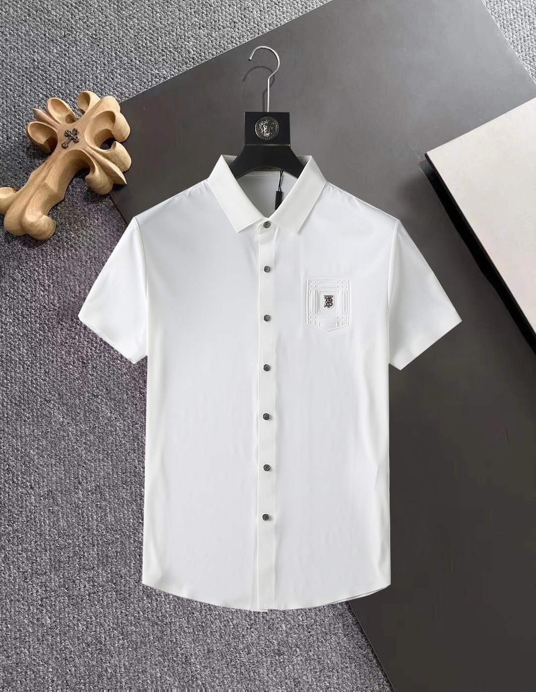 NO:142191,Burberry, high-end business, white-collar workers, must-have items for individuals in the unit!  Seal-free pressed glue ice silk casual business short-sleeved shirt, technological fabric, ice silk traceless, very good body feel, smooth feel and great texture!  Good elasticity, no sense of restraint, the fabric has its own breathable mesh, moisture absorption and sweating, quick drying and keeping it dry, small lapel placket-breasted design, showing a straight posture, not soft pedal, simple style, can be used for business and leisure, highly recommended!  High-elastic ice silk, the touch is as smooth as jade silk, clean and neat, and elegant and gentlemanly. The high-end materials are the key to the fabric, the quality control must be used. The feel is extremely delicate and smooth, the fabric has a good gloss and upper body skeleton feel, so we can greet mature and quality men's clothing!  Sweat in summer and dry in seconds, a brand new experience Business commuting and leisure M-4XL, burberry,shirts,T-shirt,alexander wang19860909巴宝莉 高端商务 白领 单位人士必入单品！ 无痕压胶冰丝休闲商务短袖衬衫,科技面料,冰丝无痕,体感非常棒,手感顺滑质感很棒！弹性好,无任何束缚感,面料自带透气网孔,吸湿排汗,速干保持干爽,小翻领门襟排扣设计,展露挺拔姿态,不软踏,简约款式,商务休闲都可驾驭,强烈推荐！高弹冰丝,触感堪比玉蚕丝一样丝滑,干净利落,儒雅绅士风度.高级材质,重点就是面料上,品控的必上,手感极其细腻光滑,面料光泽感和上身骨架感好,打招成熟品质男装！夏天出汗秒干,全新体验 商务通勤休闲 M-4XL,,burberry,shirts,T-shirt,alexander wang,Men's clothing