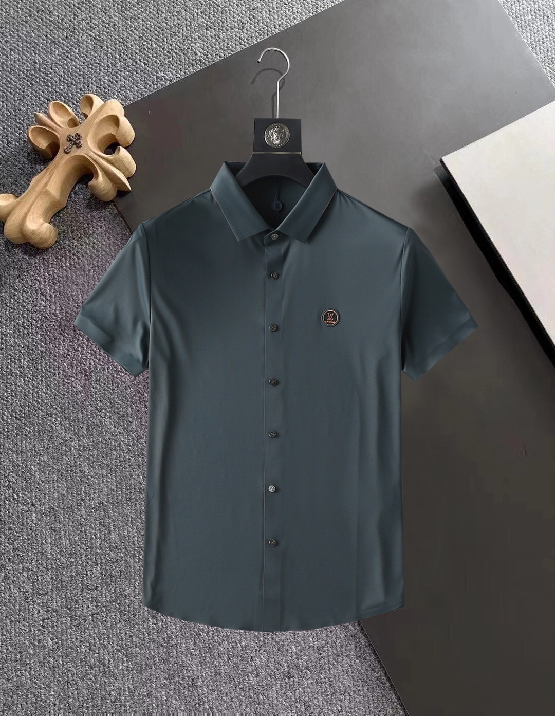 NO:142194,LV High-end Business White-collar workers are a must-have item for individuals in the unit!  Seal-free pressed glue ice silk casual business short-sleeved shirt, technological fabric, ice silk traceless, very good body feel, smooth feel and great texture!  Good elasticity, no sense of restraint, the fabric has its own breathable mesh, moisture absorption and sweating, quick drying and keeping it dry, small lapel placket-breasted design, showing a straight posture, not soft pedal, simple style, can be used for business and leisure, highly recommended!  High-elastic ice silk, the touch is as smooth as jade silk, clean and neat, and elegant and gentlemanly. The high-end materials are the key to the fabric, the quality control must be used. The feel is extremely delicate and smooth, the fabric has a good gloss and upper body skeleton feel, so we can greet mature and quality men's clothing!  Sweat in summer and dry in seconds, a brand new experience Business commuting and leisure M-4XL, louis vuitton,shirts,T-shirt,alexander wang19860909LV 高端商务 白领 单位人士必入单品！ 无痕压胶冰丝休闲商务短袖衬衫,科技面料,冰丝无痕,体感非常棒,手感顺滑质感很棒！弹性好,无任何束缚感,面料自带透气网孔,吸湿排汗,速干保持干爽,小翻领门襟排扣设计,展露挺拔姿态,不软踏,简约款式,商务休闲都可驾驭,强烈推荐！高弹冰丝,触感堪比玉蚕丝一样丝滑,干净利落,儒雅绅士风度.高级材质,重点就是面料上,品控的必上,手感极其细腻光滑,面料光泽感和上身骨架感好,打招成熟品质男装！夏天出汗秒干,全新体验 商务通勤休闲 M-4XL,,louis vuitton,shirts,T-shirt,alexander wang,Men's clothing