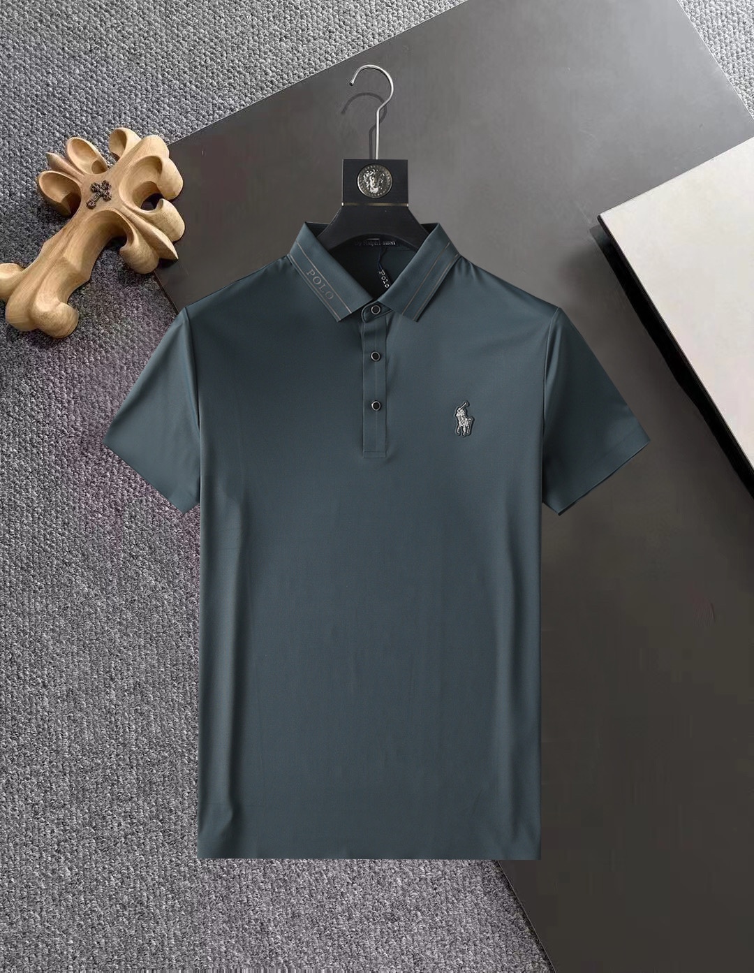 NO:142169,Paul High-end Business White-collar workers are a must-have item for individuals in the unit!  Seizure-free pressed gel ice silk casual business short-sleeved Polo, technology fabric, ice silk traceless, very good body feel, smooth feel and great texture!  Good elasticity, no sense of restraint, the fabric has its own breathable mesh, moisture absorption and sweating, quick drying and keeping it dry, small lapel placket-breasted design, showing a straight posture, not soft pedal, simple style, can be used for business and leisure, highly recommended!  High-elastic ice silk, the touch is as smooth as jade silk, clean and neat, and elegant and gentlemanly. The high-end materials are the key to the fabric, the quality control must be used. The feel is extremely delicate and smooth, the fabric has a good gloss and upper body skeleton feel, so we can greet mature and quality men's clothing!  Sweat in summer and dry instantly, a brand new experience Business commuting and leisure M-4XL, T-shirt, alexander wang19860909保罗 高端商务 白领 单位人士必入单品！ 无痕压胶冰丝休闲商务短袖Polo,科技面料,冰丝无痕,体感非常棒,手感顺滑质感很棒！弹性好,无任何束缚感,面料自带透气网孔,吸湿排汗,速干保持干爽,小翻领门襟排扣设计,展露挺拔姿态,不软踏,简约款式,商务休闲都可驾驭,强烈推荐！高弹冰丝,触感堪比玉蚕丝一样丝滑,干净利落,儒雅绅士风度.高级材质,重点就是面料上,品控的必上,手感极其细腻光滑,面料光泽感和上身骨架感好,打招成熟品质男装！夏天出汗秒干,全新体验 商务通勤休闲 M-4XL,,T-shirt,alexander wang,Men's clothing