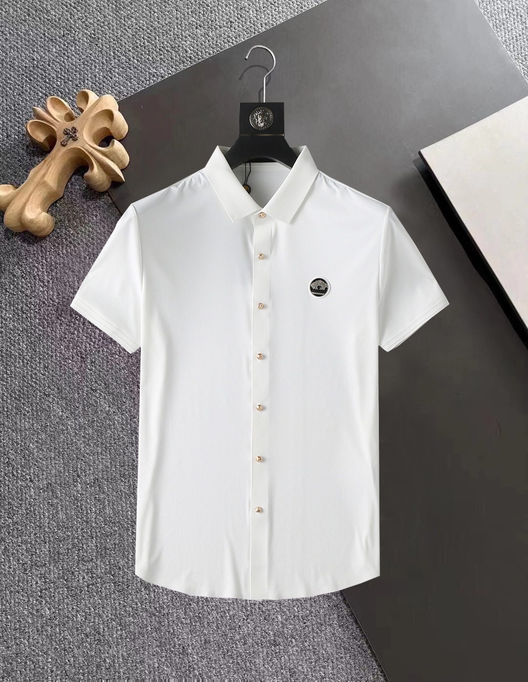 NO:142175,Versace, high-end business, white-collar workers, must-have items for individuals in the unit!  Seal-free pressed glue ice silk casual business short-sleeved shirt, technological fabric, ice silk traceless, very good body feel, smooth feel and great texture!  Good elasticity, no sense of restraint, the fabric has its own breathable mesh, moisture absorption and sweating, quick drying and keeping it dry, small lapel placket-breasted design, showing a straight posture, not soft pedal, simple style, can be used for business and leisure, highly recommended!  High-elastic ice silk, the touch is as smooth as jade silk, clean and neat, and elegant and gentlemanly. The high-end materials are the key to the fabric, the quality control must be used. The feel is extremely delicate and smooth, the fabric has a good gloss and upper body skeleton feel, so we can greet mature and quality men's clothing!  Sweat in summer and dry in seconds, a brand new experience Business commuting and leisure M-4XL, versace,shirts,T-shirt,alexander wang19860909范思哲 高端商务 白领 单位人士必入单品！ 无痕压胶冰丝休闲商务短袖衬衫,科技面料,冰丝无痕,体感非常棒,手感顺滑质感很棒！弹性好,无任何束缚感,面料自带透气网孔,吸湿排汗,速干保持干爽,小翻领门襟排扣设计,展露挺拔姿态,不软踏,简约款式,商务休闲都可驾驭,强烈推荐！高弹冰丝,触感堪比玉蚕丝一样丝滑,干净利落,儒雅绅士风度.高级材质,重点就是面料上,品控的必上,手感极其细腻光滑,面料光泽感和上身骨架感好,打招成熟品质男装！夏天出汗秒干,全新体验 商务通勤休闲 M-4XL,,versace,shirts,T-shirt,alexander wang,Men's clothing