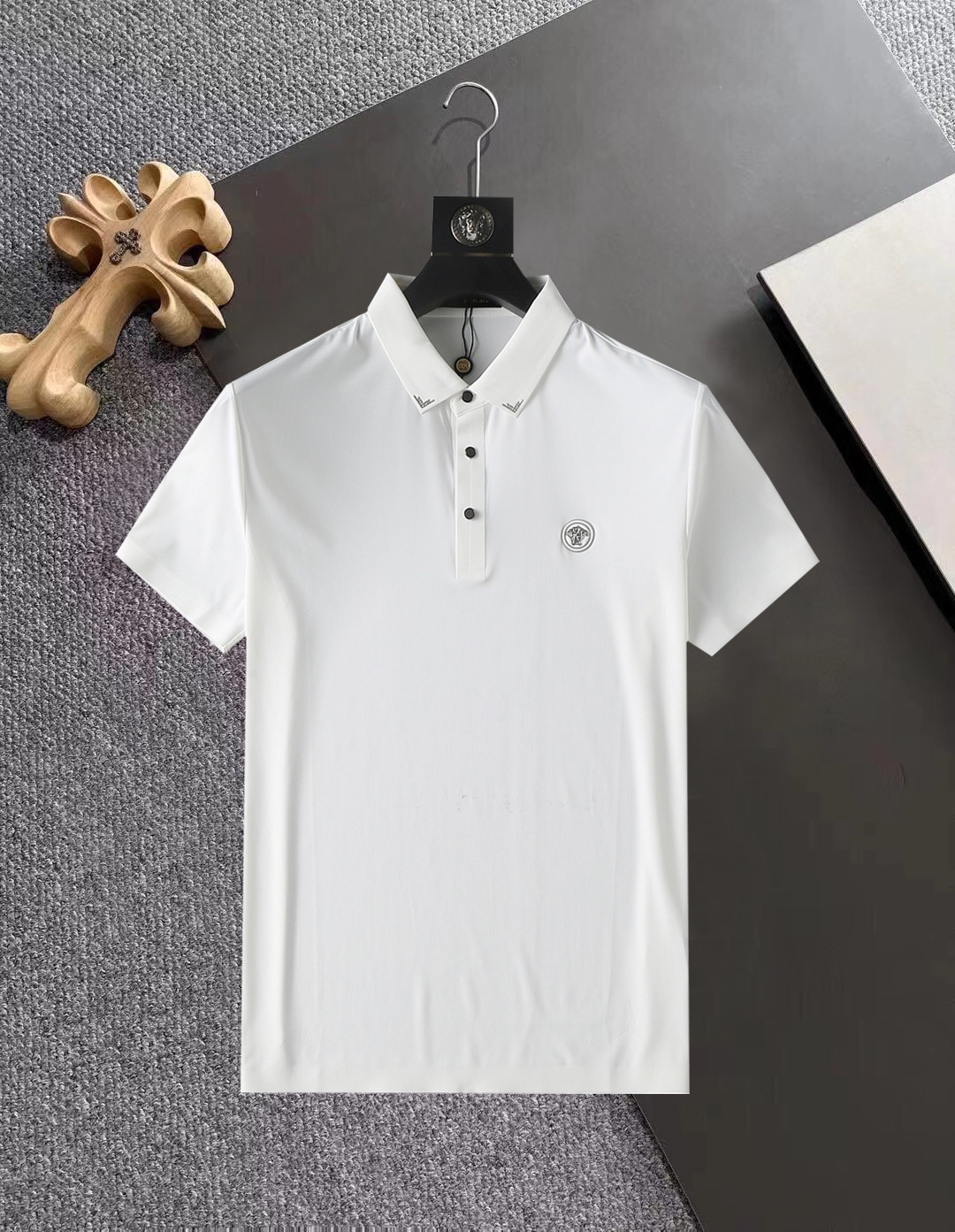 NO:142181,Versace, high-end business, white-collar workers, must-have items for individuals in the unit!  Seizure-free pressed gel ice silk casual business short-sleeved Polo, technology fabric, ice silk traceless, very good body feel, smooth feel and great texture!  Good elasticity, no sense of restraint, the fabric has its own breathable mesh, moisture absorption and sweating, quick drying and keeping it dry, small lapel placket-breasted design, showing a straight posture, not soft pedal, simple style, can be used for business and leisure, highly recommended!  High-elastic ice silk, the touch is as smooth as jade silk, clean and neat, and elegant and gentlemanly. The high-end materials are the key to the fabric, the quality control must be used. The feel is extremely delicate and smooth, the fabric has a good gloss and upper body skeleton feel, so we can greet mature and quality men's clothing!  Sweat in summer and dry instantly, a brand new experience Business commuting and leisure M-4XL, versace, T-shirt, alexander wang19860909范思哲 高端商务 白领 单位人士必入单品！ 无痕压胶冰丝休闲商务短袖Polo,科技面料,冰丝无痕,体感非常棒,手感顺滑质感很棒！弹性好,无任何束缚感,面料自带透气网孔,吸湿排汗,速干保持干爽,小翻领门襟排扣设计,展露挺拔姿态,不软踏,简约款式,商务休闲都可驾驭,强烈推荐！高弹冰丝,触感堪比玉蚕丝一样丝滑,干净利落,儒雅绅士风度.高级材质,重点就是面料上,品控的必上,手感极其细腻光滑,面料光泽感和上身骨架感好,打招成熟品质男装！夏天出汗秒干,全新体验 商务通勤休闲 M-4XL,,versace,T-shirt,alexander wang,Men's clothing