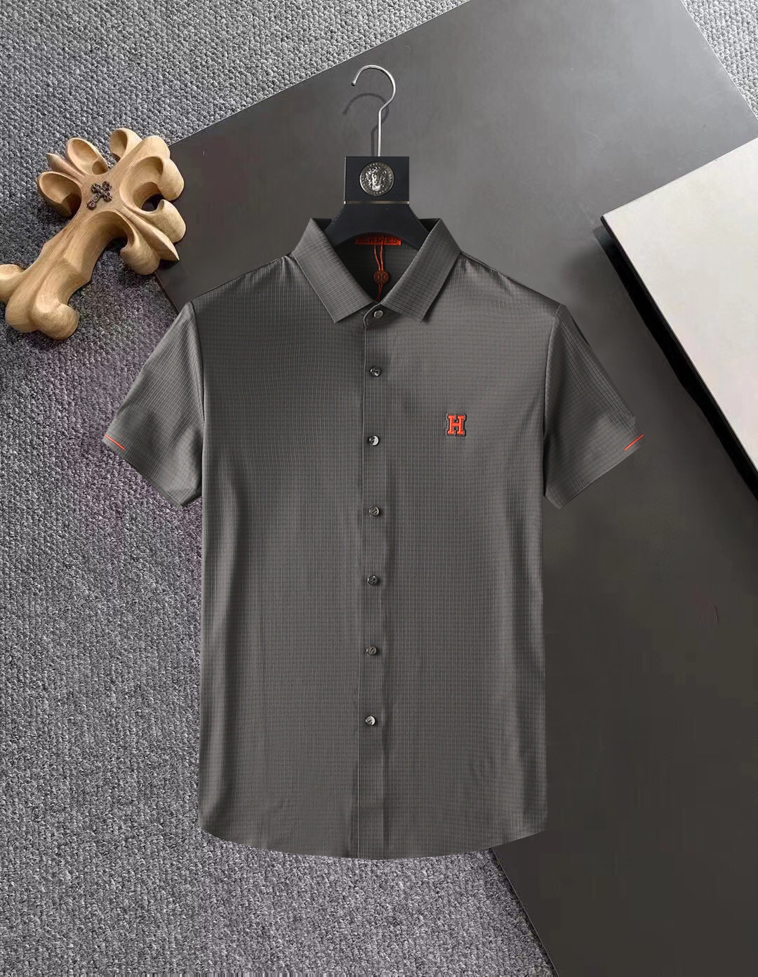 NO:142178,Hermes High-end Business White-collar workers are a must-have item for people in the unit!  Seal-free pressed glue ice silk casual business short-sleeved shirt, technological fabric, ice silk traceless, very good body feel, smooth feel and great texture!  Good elasticity, no sense of restraint, the fabric has its own breathable mesh, moisture absorption and sweating, quick drying and keeping it dry, small lapel placket-breasted design, showing a straight posture, not soft pedal, simple style, can be used for business and leisure, highly recommended!  High-elastic ice silk, the touch is as smooth as jade silk, clean and neat, and elegant and gentlemanly. The high-end materials are the key to the fabric, the quality control must be used. The feel is extremely delicate and smooth, the fabric has a good gloss and upper body skeleton feel, so we can greet mature and quality men's clothing!  Sweat in summer and dry in seconds, a brand new experience Business commuting and leisure M-4XL, hermes,shirts,T-shirt,alexander wang19860909爱马仕 高端商务 白领 单位人士必入单品！ 无痕压胶冰丝休闲商务短袖衬衫,科技面料,冰丝无痕,体感非常棒,手感顺滑质感很棒！弹性好,无任何束缚感,面料自带透气网孔,吸湿排汗,速干保持干爽,小翻领门襟排扣设计,展露挺拔姿态,不软踏,简约款式,商务休闲都可驾驭,强烈推荐！高弹冰丝,触感堪比玉蚕丝一样丝滑,干净利落,儒雅绅士风度.高级材质,重点就是面料上,品控的必上,手感极其细腻光滑,面料光泽感和上身骨架感好,打招成熟品质男装！夏天出汗秒干,全新体验 商务通勤休闲 M-4XL,,hermes,shirts,T-shirt,alexander wang,Men's clothing