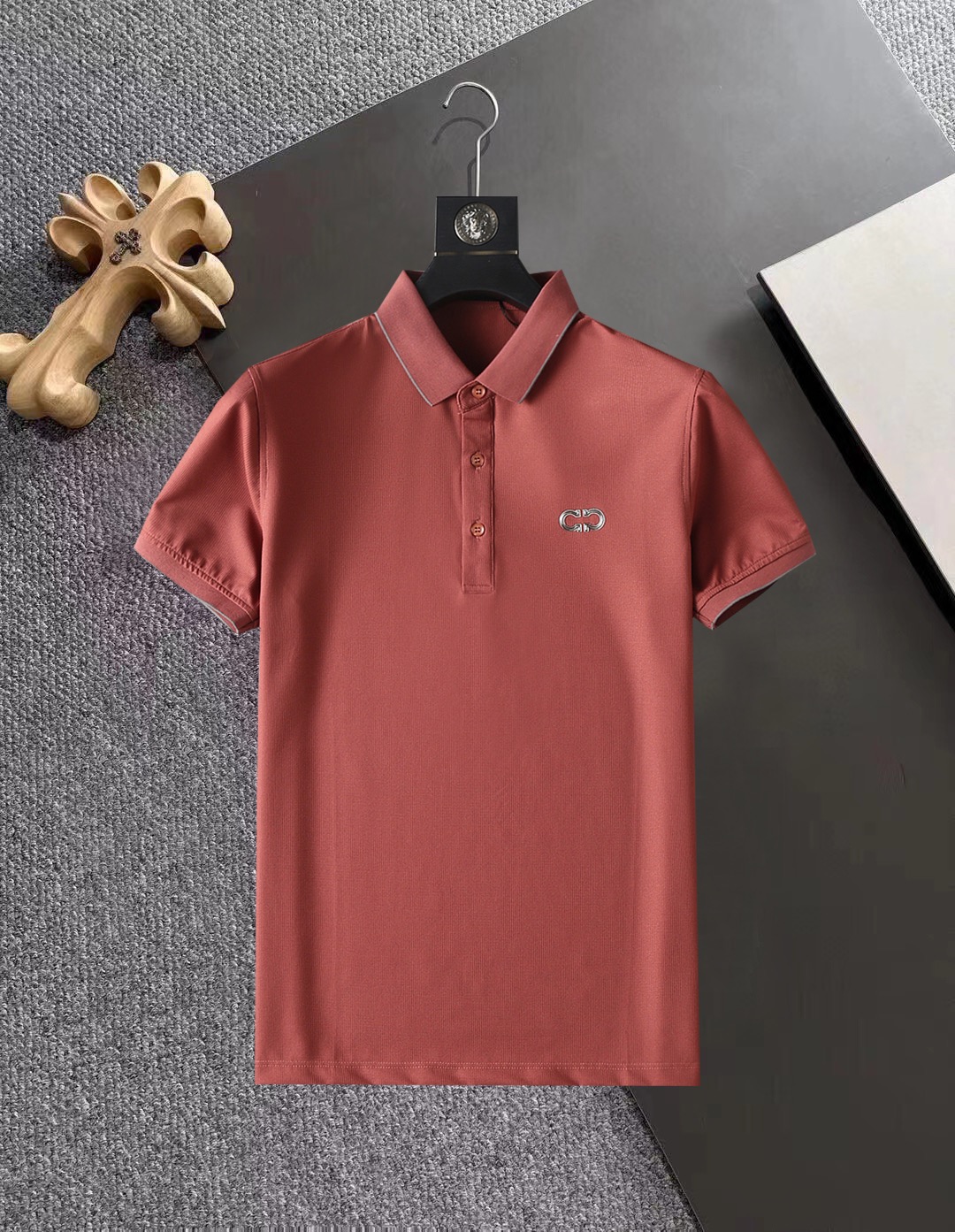 NO:142171,Ferragamo High-end Business White-collar workers are a must-have item for individuals in the unit!  Seizure-free pressed gel ice silk casual business short-sleeved Polo, technology fabric, ice silk traceless, very good body feel, smooth feel and great texture!  Good elasticity, no sense of restraint, the fabric has its own breathable mesh, moisture absorption and sweating, quick drying and keeping it dry, small lapel placket-breasted design, showing a straight posture, not soft pedal, simple style, can be used for business and leisure, highly recommended!  High-elastic ice silk, the touch is as smooth as jade silk, clean and neat, and elegant and gentlemanly. The high-end materials are the key to the fabric, the quality control must be used. The feel is extremely delicate and smooth, the fabric has a good gloss and upper body skeleton feel, so we can greet mature and quality men's clothing!  Sweat in summer and dry in seconds, a brand new experience Business commuting and leisure M-3XL, ferragamo, T-shirt, alexander wang19860909菲拉格慕 高端商务 白领 单位人士必入单品！ 无痕压胶冰丝休闲商务短袖Polo,科技面料,冰丝无痕,体感非常棒,手感顺滑质感很棒！弹性好,无任何束缚感,面料自带透气网孔,吸湿排汗,速干保持干爽,小翻领门襟排扣设计,展露挺拔姿态,不软踏,简约款式,商务休闲都可驾驭,强烈推荐！高弹冰丝,触感堪比玉蚕丝一样丝滑,干净利落,儒雅绅士风度.高级材质,重点就是面料上,品控的必上,手感极其细腻光滑,面料光泽感和上身骨架感好,打招成熟品质男装！夏天出汗秒干,全新体验 商务通勤休闲 M-3XL,,ferragamo,T-shirt,alexander wang,Men's clothing