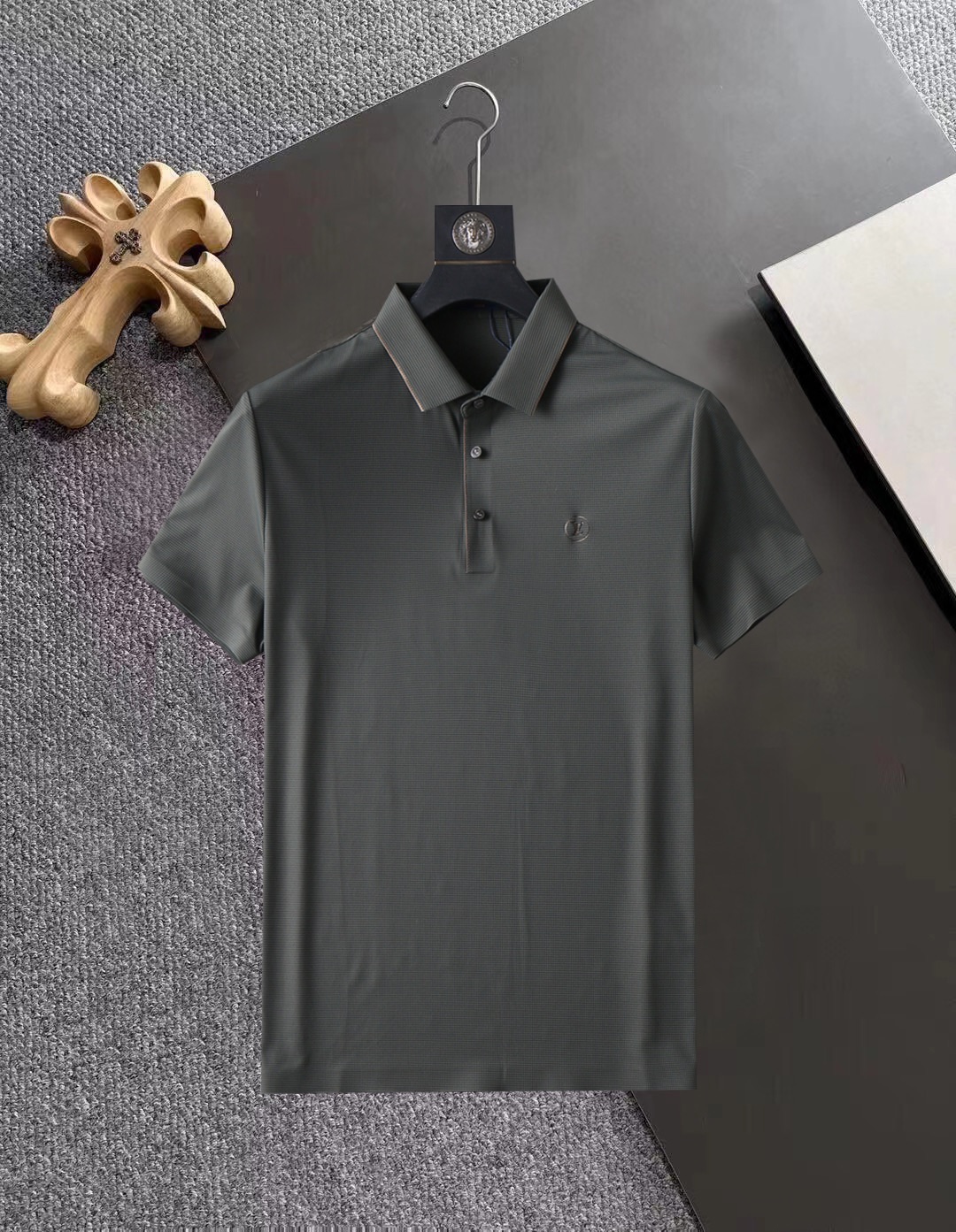 NO:142187,LV High-end Business White-collar workers are a must-have item for individuals in the unit!  Seizure-free pressed gel ice silk casual business short-sleeved Polo, technology fabric, ice silk traceless, very good body feel, smooth feel and great texture!  Good elasticity, no sense of restraint, the fabric has its own breathable mesh, moisture absorption and sweating, quick drying and keeping it dry, small lapel placket-breasted design, showing a straight posture, not soft pedal, simple style, can be used for business and leisure, highly recommended!  High-elastic ice silk, the touch is as smooth as jade silk, clean and neat, and elegant and gentlemanly. The high-end materials are the key to the fabric, the quality control must be used. The feel is extremely delicate and smooth, the fabric has a good gloss and upper body skeleton feel, so we can greet mature and quality men's clothing!  Sweat in summer and dry in seconds, a brand new experience Business commuting and leisure M-4XL, louis vuitton, T-shirt, alexander wang19860909LV 高端商务 白领 单位人士必入单品！ 无痕压胶冰丝休闲商务短袖Polo,科技面料,冰丝无痕,体感非常棒,手感顺滑质感很棒！弹性好,无任何束缚感,面料自带透气网孔,吸湿排汗,速干保持干爽,小翻领门襟排扣设计,展露挺拔姿态,不软踏,简约款式,商务休闲都可驾驭,强烈推荐！高弹冰丝,触感堪比玉蚕丝一样丝滑,干净利落,儒雅绅士风度.高级材质,重点就是面料上,品控的必上,手感极其细腻光滑,面料光泽感和上身骨架感好,打招成熟品质男装！夏天出汗秒干,全新体验 商务通勤休闲 M-4XL,,louis vuitton,T-shirt,alexander wang,Men's clothing