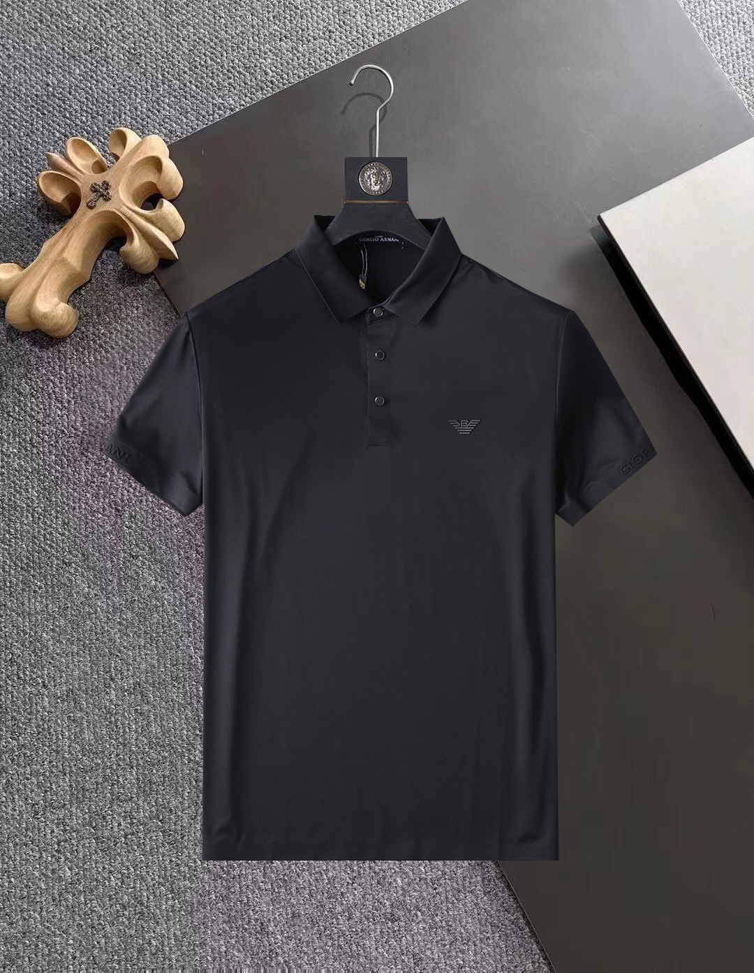 NO:142190,Armani High-end Business White-collar workers are a must-have item for individuals in the unit!  Seizure-free pressed gel ice silk casual business short-sleeved Polo, technology fabric, ice silk traceless, very good body feel, smooth feel and great texture!  Good elasticity, no sense of restraint, the fabric has its own breathable mesh, moisture absorption and sweating, quick drying and keeping it dry, small lapel placket-breasted design, showing a straight posture, not soft pedal, simple style, can be used for business and leisure, highly recommended!  High-elastic ice silk, the touch is as smooth as jade silk, clean and neat, and elegant and gentlemanly. The high-end materials are the key to the fabric, the quality control must be used. The feel is extremely delicate and smooth, the fabric has a good gloss and upper body skeleton feel, so we can greet mature and quality men's clothing!  Sweat in summer and dry instantly, a brand new experience Business commuting and leisure M-4XL, Armani, T-shirt, alexander wang19860909阿玛尼 高端商务 白领 单位人士必入单品！ 无痕压胶冰丝休闲商务短袖Polo,科技面料,冰丝无痕,体感非常棒,手感顺滑质感很棒！弹性好,无任何束缚感,面料自带透气网孔,吸湿排汗,速干保持干爽,小翻领门襟排扣设计,展露挺拔姿态,不软踏,简约款式,商务休闲都可驾驭,强烈推荐！高弹冰丝,触感堪比玉蚕丝一样丝滑,干净利落,儒雅绅士风度.高级材质,重点就是面料上,品控的必上,手感极其细腻光滑,面料光泽感和上身骨架感好,打招成熟品质男装！夏天出汗秒干,全新体验 商务通勤休闲 M-4XL,,armani,T-shirt,alexander wang,Men's clothing