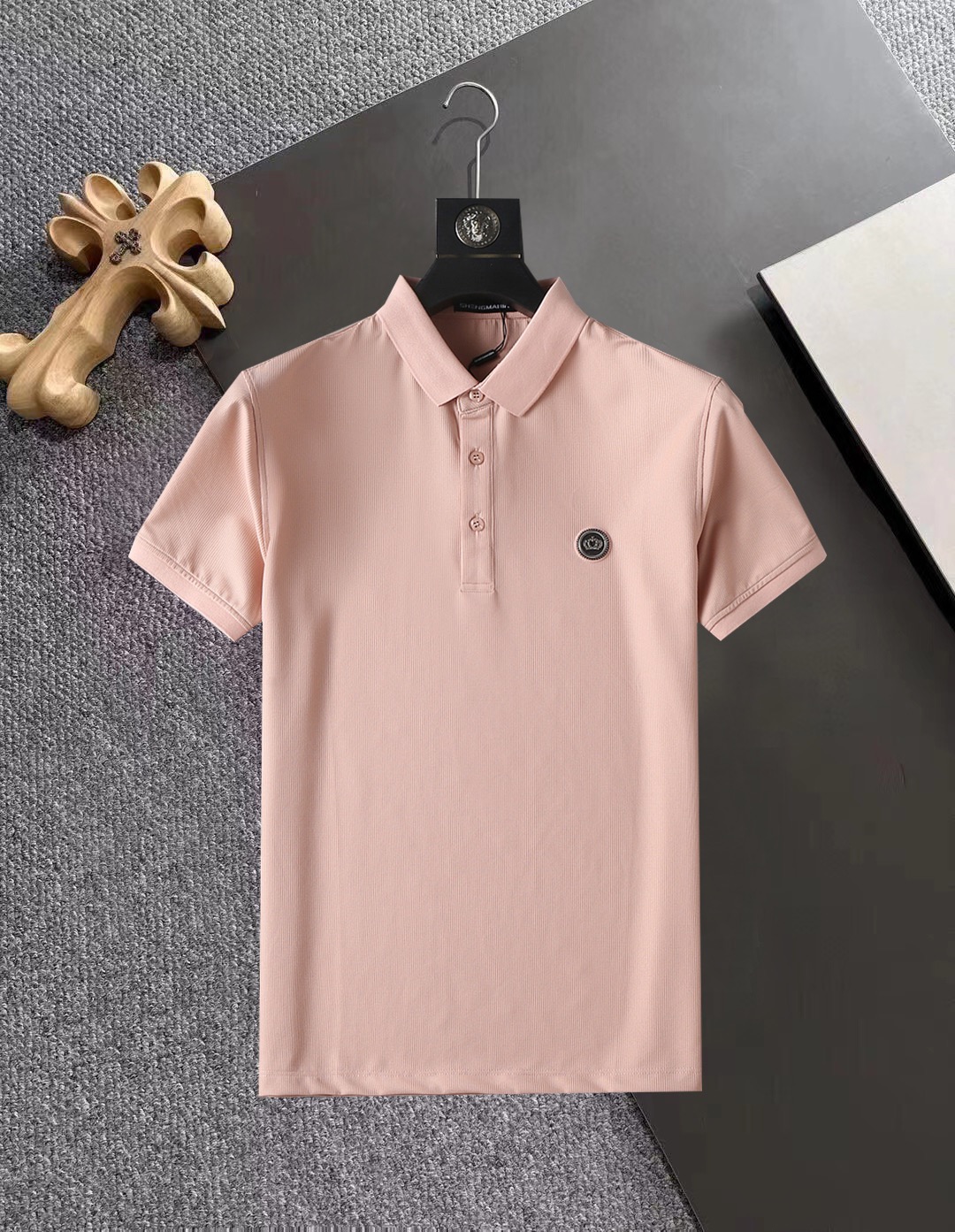 NO:142196,Crowxin High-end Business White-collar workers are a must-have item for individuals in the unit!  Seizure-free pressed gel ice silk casual business short-sleeved Polo, technology fabric, ice silk traceless, very good body feel, smooth feel and great texture!  Good elasticity, no sense of restraint, the fabric has its own breathable mesh, moisture absorption and sweating, quick drying and keeping it dry, small lapel placket-breasted design, showing a straight posture, not soft pedal, simple style, can be used for business and leisure, highly recommended!  High-elastic ice silk, the touch is as smooth as jade silk, clean and neat, and elegant and gentlemanly. The high-end materials are the key to the fabric, the quality control must be used. The feel is extremely delicate and smooth, the fabric has a good gloss and upper body skeleton feel, so we can greet mature and quality men's clothing!  Sweat in summer and dry in seconds, a brand new experience Business commuting and leisure M-4XL, chrome hearts, T-shirt, alexander wang19860909克罗心 高端商务 白领 单位人士必入单品！ 无痕压胶冰丝休闲商务短袖Polo,科技面料,冰丝无痕,体感非常棒,手感顺滑质感很棒！弹性好,无任何束缚感,面料自带透气网孔,吸湿排汗,速干保持干爽,小翻领门襟排扣设计,展露挺拔姿态,不软踏,简约款式,商务休闲都可驾驭,强烈推荐！高弹冰丝,触感堪比玉蚕丝一样丝滑,干净利落,儒雅绅士风度.高级材质,重点就是面料上,品控的必上,手感极其细腻光滑,面料光泽感和上身骨架感好,打招成熟品质男装！夏天出汗秒干,全新体验 商务通勤休闲 M-4XL,,chrome hearts,T-shirt,alexander wang,Men's clothing