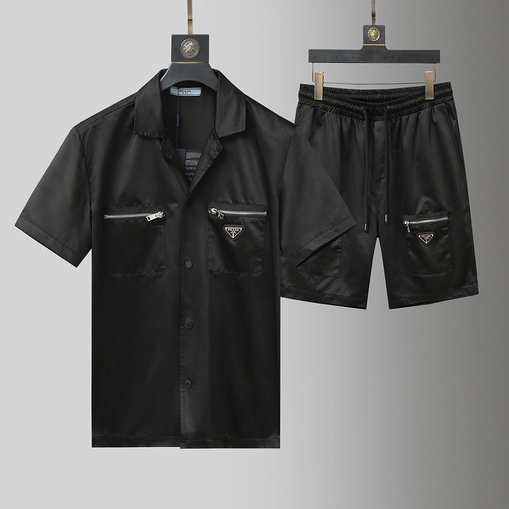 NO:160162,Prada 2025 spring new shorts set, the new product on the show is perfect, comfortable and warm, the three standards have a complete color and full and attractive color, and the very outstanding design easily advances the sense of fashion, the workmanship is extremely exquisite and rigorous, and the wiring is neat and meticulous!  A masterpiece of a big-name designer!  The upper body doesn't look bloated and super handsome!  Spot code M ~ XXXL,,prada,shorts,alexander wang19860909普拉达 2025春季新款短裤套装,秀场新品品相非常完美,舒适保暖,三标齐全色泽饱满诱人,非常出彩的设计,轻松将时髦感进阶,做工极为考究严谨,走线工整细致！大牌设计师巨作！上身不显臃肿、超级帅气！现货码数M ～ XXXL,,prada,shorts,alexander wang,Men's clothing