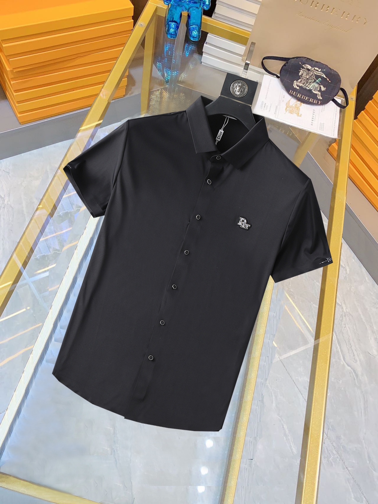 NO:160153,Dior High-end Goods Business White-collar workers are a must-have item for individuals in the unit!  Bead floor fabric casual business short-sleeved shirt, technological fabric, great body feel, smooth texture and great texture!  Good elasticity, no sense of restraint, the fabric has its own breathable mesh, moisture absorption and sweating, quick drying and keeping it dry, small lapel placket-breasted design, showing a straight posture, not soft pedal, simple style, can be used for business and leisure, highly recommended!  High-elastic ice silk, the touch is as smooth as jade silk, clean and neat, and elegant and gentlemanly. The high-end materials are the key to the fabric, the quality control must be used. The feel is extremely delicate and smooth, the fabric has a good gloss and upper body skeleton feel, so we can greet mature and quality men's clothing!  Sweat in summer and dry in seconds, a brand new experience Business commuting and leisure Number M-4XL, maximum wear 200 catties, dior,shirts, T-shirt, alexander wang19860909迪奥 高端货商务 白领 单位人士必入单品！ 珠地面料休闲商务短袖衬衫,科技面料,体感非常棒,手感顺滑质感很棒！弹性好,无任何束缚感,面料自带透气网孔,吸湿排汗,速干保持干爽,小翻领门襟排扣设计,展露挺拔姿态,不软踏,简约款式,商务休闲都可驾驭,强烈推荐！高弹冰丝,触感堪比玉蚕丝一样丝滑,干净利落,儒雅绅士风度.高级材质,重点就是面料上,品控的必上,手感极其细腻光滑,面料光泽感和上身骨架感好,打招成熟品质男装！夏天出汗秒干,全新体验 商务通勤休闲 码数M-4XL,最大穿200斤,,dior,shirts,T-shirt,alexander wang,Men's clothing