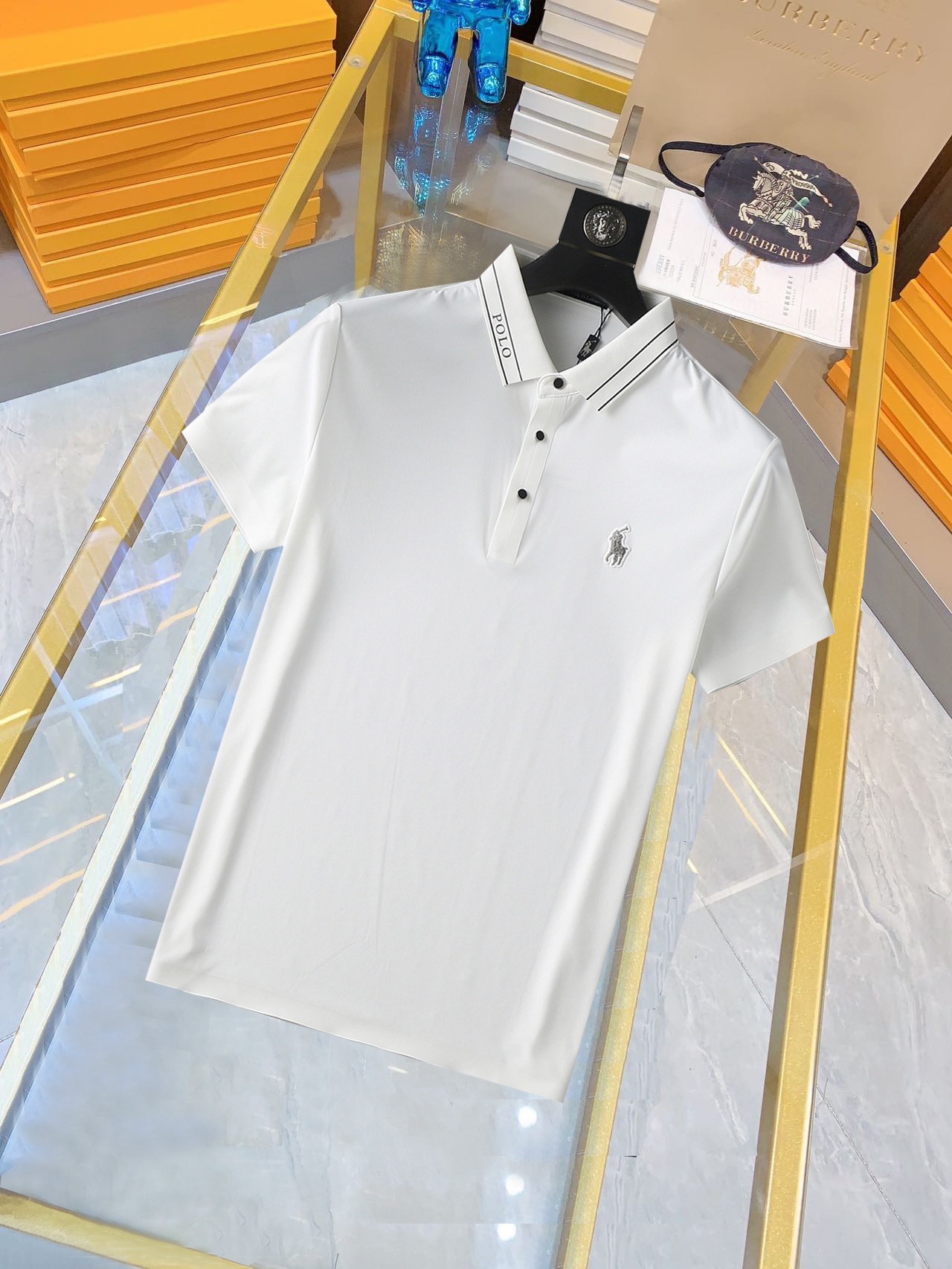 NO:160151,Paul, high-end goods business, white-collar workers, must-have items for individuals in the unit!  Bead floor fabric casual business short-sleeved Polo, technology fabric, great body feel, smooth texture and great texture!  Good elasticity, no sense of restraint, the fabric has its own breathable mesh, moisture absorption and sweating, quick drying and keeping it dry, small lapel placket-breasted design, showing a straight posture, not soft pedal, simple style, can be used for business and leisure, highly recommended!  High-elastic ice silk, the touch is as smooth as jade silk, clean and neat, and elegant and gentlemanly. The high-end materials are the key to the fabric, the quality control must be used. The feel is extremely delicate and smooth, the fabric has a good gloss and upper body skeleton feel, so we can greet mature and quality men's clothing!  Sweat in summer and dry in seconds, a brand new experience Business commuting and leisure Number M-4XL, maximum wear 200 catties, T-shirt, alexander wang19860909保罗 高端货商务 白领 单位人士必入单品！ 珠地面料休闲商务短袖Polo,科技面料,体感非常棒,手感顺滑质感很棒！弹性好,无任何束缚感,面料自带透气网孔,吸湿排汗,速干保持干爽,小翻领门襟排扣设计,展露挺拔姿态,不软踏,简约款式,商务休闲都可驾驭,强烈推荐！高弹冰丝,触感堪比玉蚕丝一样丝滑,干净利落,儒雅绅士风度.高级材质,重点就是面料上,品控的必上,手感极其细腻光滑,面料光泽感和上身骨架感好,打招成熟品质男装！夏天出汗秒干,全新体验 商务通勤休闲 码数M-4XL,最大穿200斤,,T-shirt,alexander wang,Men's clothing