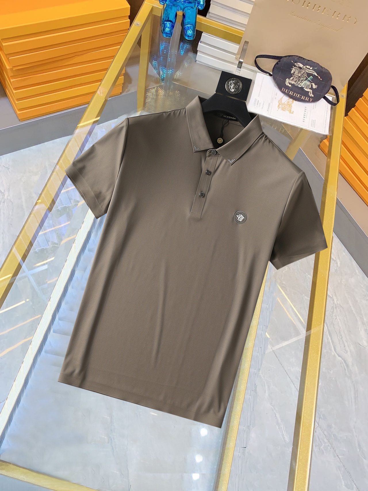 NO:160150,Versace, high-end goods business, white-collar workers, must-have items for individuals in the unit!  Bead floor fabric casual business short-sleeved Polo, technology fabric, great body feel, smooth texture and great texture!  Good elasticity, no sense of restraint, the fabric has its own breathable mesh, moisture absorption and sweating, quick drying and keeping it dry, small lapel placket-breasted design, showing a straight posture, not soft pedal, simple style, can be used for business and leisure, highly recommended!  High-elastic ice silk, the touch is as smooth as jade silk, clean and neat, and elegant and gentlemanly. The high-end materials are the key to the fabric, the quality control must be used. The feel is extremely delicate and smooth, the fabric has a good gloss and upper body skeleton feel, so we can greet mature and quality men's clothing!  Sweat in summer and dry in seconds, a brand new experience Business commuting and leisure Number M-4XL, maximum wear 200 catties, versace, T-shirt, alexander wang19860909范思哲 高端货商务 白领 单位人士必入单品！ 珠地面料休闲商务短袖Polo,科技面料,体感非常棒,手感顺滑质感很棒！弹性好,无任何束缚感,面料自带透气网孔,吸湿排汗,速干保持干爽,小翻领门襟排扣设计,展露挺拔姿态,不软踏,简约款式,商务休闲都可驾驭,强烈推荐！高弹冰丝,触感堪比玉蚕丝一样丝滑,干净利落,儒雅绅士风度.高级材质,重点就是面料上,品控的必上,手感极其细腻光滑,面料光泽感和上身骨架感好,打招成熟品质男装！夏天出汗秒干,全新体验 商务通勤休闲 码数M-4XL,最大穿200斤,,versace,T-shirt,alexander wang,Men's clothing