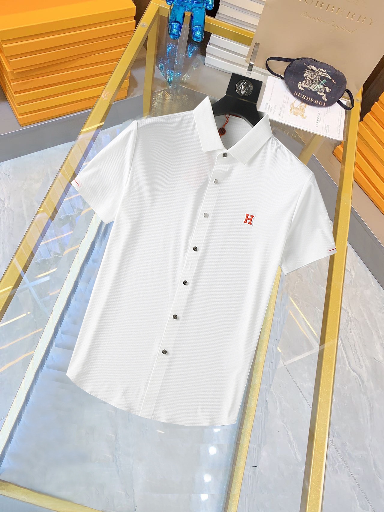 NO:160149,Hermes High-end Goods Business White-collar workers are a must-have item for individuals in the unit!  Bead floor fabric casual business short-sleeved lining, technological fabric, great body feel, smooth texture and great texture!  Good elasticity, no sense of restraint, the fabric has its own breathable mesh, moisture absorption and sweating, quick drying and keeping it dry, small lapel placket-breasted design, showing a straight posture, not soft pedal, simple style, can be used for business and leisure, highly recommended!  High-elastic ice silk, the touch is as smooth as jade silk, clean and neat, and elegant and gentlemanly. The high-end materials are the key to the fabric, the quality control must be used. The feel is extremely delicate and smooth, the fabric has a good gloss and upper body skeleton feel, so we can greet mature and quality men's clothing!  Sweat in summer and dry in seconds, a brand new experience Business commuting and leisure Number M-4XL, maximum wear 200 catties, hermes, T-shirt, alexander wang19860909爱马仕 高端货商务 白领 单位人士必入单品！ 珠地面料休闲商务短袖衬,科技面料,体感非常棒,手感顺滑质感很棒！弹性好,无任何束缚感,面料自带透气网孔,吸湿排汗,速干保持干爽,小翻领门襟排扣设计,展露挺拔姿态,不软踏,简约款式,商务休闲都可驾驭,强烈推荐！高弹冰丝,触感堪比玉蚕丝一样丝滑,干净利落,儒雅绅士风度.高级材质,重点就是面料上,品控的必上,手感极其细腻光滑,面料光泽感和上身骨架感好,打招成熟品质男装！夏天出汗秒干,全新体验 商务通勤休闲 码数M-4XL,最大穿200斤,,hermes,T-shirt,alexander wang,Men's clothing