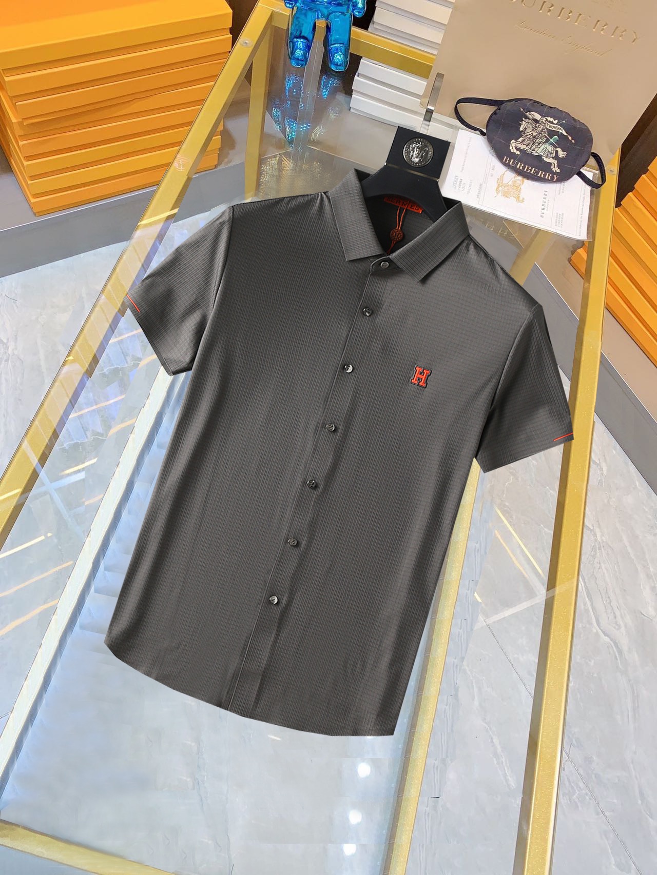 NO:160147,Hermes High-end Goods Business White-collar workers are a must-have item for individuals in the unit!  Bead floor fabric casual business short-sleeved shirt, technological fabric, great body feel, smooth texture and great texture!  Good elasticity, no sense of restraint, the fabric has its own breathable mesh, moisture absorption and sweating, quick drying and keeping it dry, small lapel placket-breasted design, showing a straight posture, not soft pedal, simple style, can be used for business and leisure, highly recommended!  High-elastic ice silk, the touch is as smooth as jade silk, clean and neat, and elegant and gentlemanly. The high-end materials are the key to the fabric, the quality control must be used. The feel is extremely delicate and smooth, the fabric has a good gloss and upper body skeleton feel, so we can greet mature and quality men's clothing!  Sweat in summer and dry in seconds, a brand new experience Business commuting and leisure Number M-4XL, maximum wear 200 catties, hermes,shirts,T-shirt,alexander wang19860909爱马仕 高端货商务 白领 单位人士必入单品！ 珠地面料休闲商务短袖衬衫,科技面料,体感非常棒,手感顺滑质感很棒！弹性好,无任何束缚感,面料自带透气网孔,吸湿排汗,速干保持干爽,小翻领门襟排扣设计,展露挺拔姿态,不软踏,简约款式,商务休闲都可驾驭,强烈推荐！高弹冰丝,触感堪比玉蚕丝一样丝滑,干净利落,儒雅绅士风度.高级材质,重点就是面料上,品控的必上,手感极其细腻光滑,面料光泽感和上身骨架感好,打招成熟品质男装！夏天出汗秒干,全新体验 商务通勤休闲 码数M-4XL,最大穿200斤,,hermes,shirts,T-shirt,alexander wang,Men's clothing