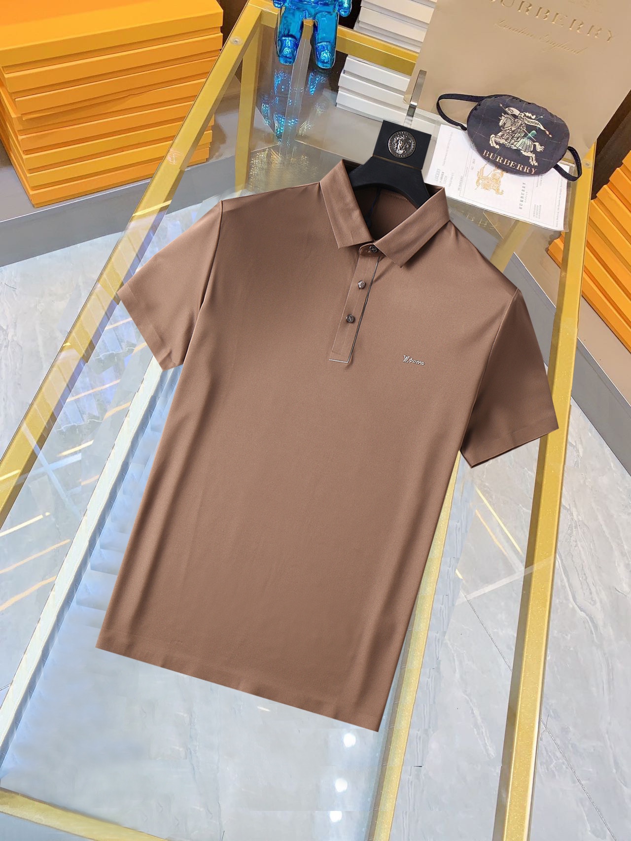 NO:160143,LV high-end goods business white-collar workers are a must-have item for individuals in the unit!  Bead floor fabric casual business short-sleeved Polo, technology fabric, great body feel, smooth texture and great texture!  Good elasticity, no sense of restraint, the fabric has its own breathable mesh, moisture absorption and sweating, quick drying and keeping it dry, small lapel placket-breasted design, showing a straight posture, not soft pedal, simple style, can be used for business and leisure, highly recommended!  High-elastic ice silk, the touch is as smooth as jade silk, clean and neat, and elegant and gentlemanly. The high-end materials are the key to the fabric, the quality control must be used. The feel is extremely delicate and smooth, the fabric has a good gloss and upper body skeleton feel, so we can greet mature and quality men's clothing!  Sweat in summer and dry in seconds, a brand new experience Business commuting and leisure Number M-4XL, maximum wear 200 catties, louis vuitton, T-shirt, alexander wang19860909LV 高端货商务 白领 单位人士必入单品！ 珠地面料休闲商务短袖Polo,科技面料,体感非常棒,手感顺滑质感很棒！弹性好,无任何束缚感,面料自带透气网孔,吸湿排汗,速干保持干爽,小翻领门襟排扣设计,展露挺拔姿态,不软踏,简约款式,商务休闲都可驾驭,强烈推荐！高弹冰丝,触感堪比玉蚕丝一样丝滑,干净利落,儒雅绅士风度.高级材质,重点就是面料上,品控的必上,手感极其细腻光滑,面料光泽感和上身骨架感好,打招成熟品质男装！夏天出汗秒干,全新体验 商务通勤休闲 码数M-4XL,最大穿200斤,,louis vuitton,T-shirt,alexander wang,Men's clothing