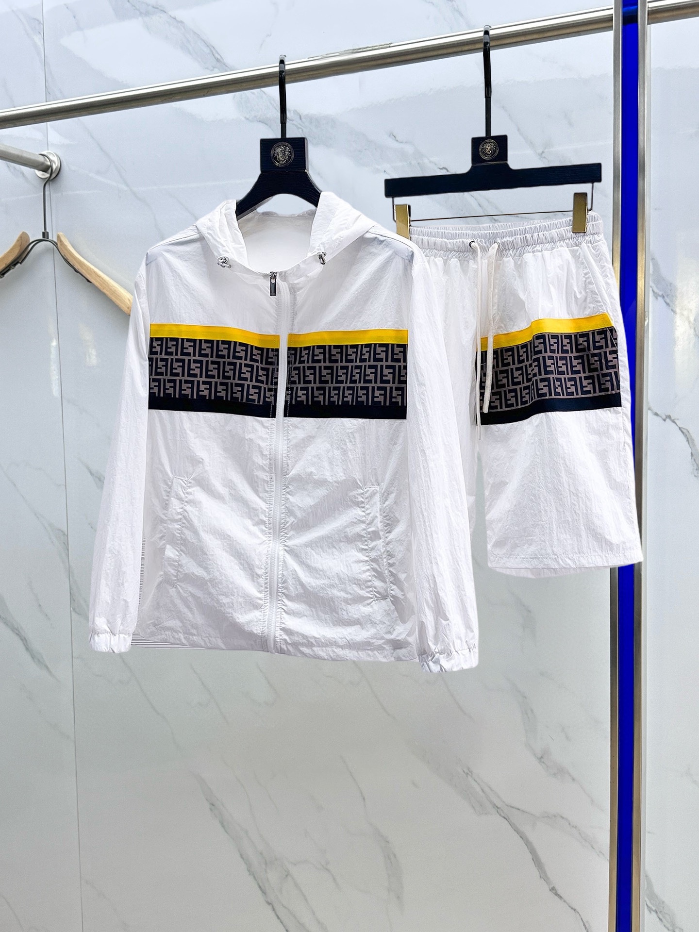 NO:142140,The original order of the official website Fendi 2025 spring and summer style!  New windbreaker sunscreen suit thin jacket jacket shorts set three-standard hardware belt logo high-quality original fabric same style internet celebrity celebrity hardware accessories very comfortable feeling super versatile and beautiful jacket non-market ordinary version comparison at will, quality absolutely guaranteed Color picture and color Size M-3XL,,fendi, shorts, jackets & coats, jackets & coats, alexander wang19860909官网原单货 芬迪 2025春夏款！新款防风衣防晒衣套装薄外套夹克短裤套装 三标齐全五金带Logo 高版本高品质 原版面料网红明星同款 开模定制五金辅料 感非常舒服 超级百搭好看的一款外套 非市场普通版本 随意对比 品质绝对保证 颜色图色 尺码M-3XL,,fendi,shorts,jackets & coats,jackets & coats,alexander wang,Men's clothing