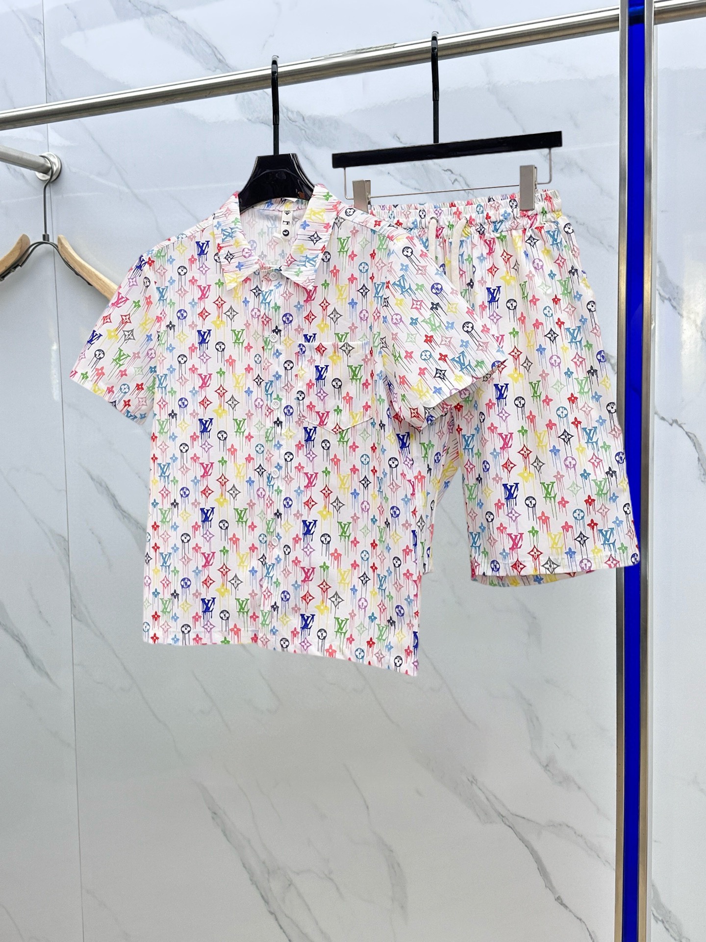 NO:142152,The original order of the official website LV 2025 spring and summer style!  New windbreaker sunscreen suit thin jacket jacket shorts set three-standard hardware belt logo high-quality original fabric same style internet celebrity celebrity hardware accessories very comfortable super versatile and beautiful jacket non-market ordinary version comparison at will, quality absolutely guaranteed Color picture and color Size M-3XL,,louis vuitton, shorts, jackets & coats, jackets & coats, alexander wang19860909官网原单货 LV 2025春夏款！新款防风衣防晒衣套装薄外套夹克短裤套装 三标齐全五金带Logo 高版本高品质 原版面料网红明星同款 开模定制五金辅料 感非常舒服 超级百搭好看的一款外套 非市场普通版本 随意对比 品质绝对保证 颜色图色 尺码M-3XL,,louis vuitton,shorts,jackets & coats,jackets & coats,alexander wang,Men's clothing