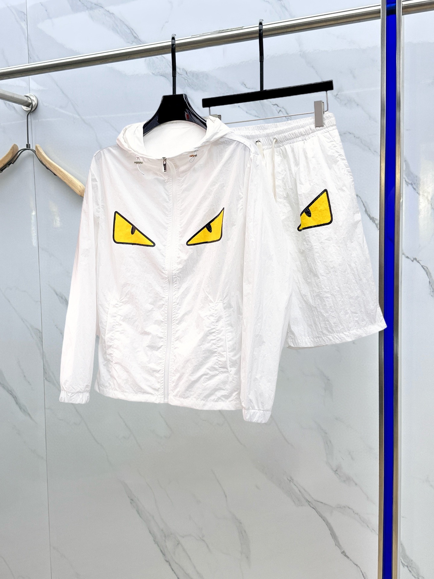 NO:142182,The original order of the official website Fendi 2025 spring and summer style!  New windbreaker sunscreen suit thin jacket jacket shorts set three-standard hardware belt logo high-quality original fabric same style internet celebrity celebrity hardware accessories very comfortable feeling super versatile and beautiful jacket non-market ordinary version comparison at will, quality absolutely guaranteed Color picture and color Size M-3XL,,fendi, shorts, jackets & coats, jackets & coats, alexander wang19860909官网原单货 芬迪 2025春夏款！新款防风衣防晒衣套装薄外套夹克短裤套装 三标齐全五金带Logo 高版本高品质 原版面料网红明星同款 开模定制五金辅料 感非常舒服 超级百搭好看的一款外套 非市场普通版本 随意对比 品质绝对保证 颜色图色 尺码M-3XL,,fendi,shorts,jackets & coats,jackets & coats,alexander wang,Men's clothing