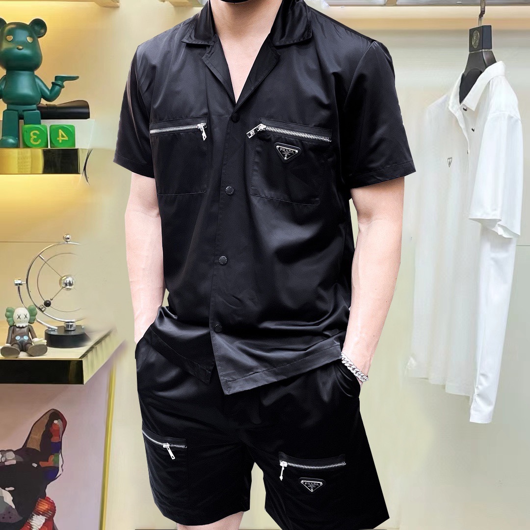 NO:491605,Prada's new spring shorts set for 2025, the new product on the show is perfect, comfortable and warm, the three standards have a complete color and full and attractive color, and the very outstanding design easily advances the sense of fashion. The workmanship is extremely exquisite and rigorous, and the wiring is neat and meticulous!  A masterpiece of a big-name designer!  The upper body doesn't look bloated and super handsome!  Spot code M ~ XXXL,,prada,shorts,alexander wang19860909普拉达 2025春季新款短裤套装,秀场新品品相非常完美,舒适保暖,三标齐全色泽饱满诱人,非常出彩的设计,轻松将时髦感进阶,做工极为考究严谨,走线工整细致！大牌设计师巨作！上身不显臃肿、超级帅气！现货码数M ～ XXXL,,prada,shorts,alexander wang,Men's clothing