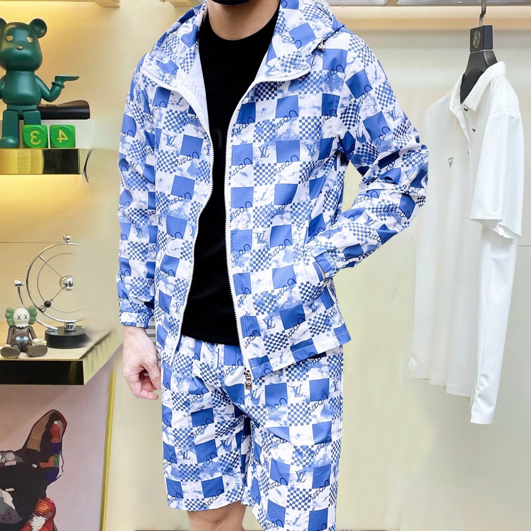 NO:491628,LV 2025 summer sun protection suit, made of imported light nylon technology fabric, 3D printed upper body is soft and comfortable, wind, rain and sun protection, and super light!  The style is even more fashionable and stylish, all hardware is supplied by customers, and the zipper is engraved with the counter brand logo, and various details highlight the quality!  It can be worn as a jacket in spring and autumn, and it is usually very nice to use it to make a concave look!  Making air-conditioned sunscreen clothes in summer, practical and versatile. Number of codes M~XXXL,,louis vuitton,jackets & coats,alexander wang19860909LV 2025夏季防晒衣套装,采用进口轻尼龙科技面料制作,3D印花上身柔软舒适,防风防雨防晒,并且超级轻盈！款式更是时尚有型,五金全部客供,拉链刻有专柜品牌logo ,各种细节凸显品质！春秋可作为外套穿搭,平时用以凹造型都非常nice！夏季做空调防晒衣,实用又百搭. 码数M～XXXL,,louis vuitton,jackets & coats,alexander wang,Men's clothing