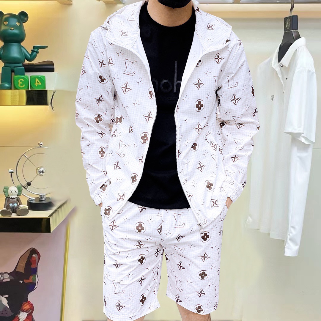 NO:491613,LV 2025 summer sun protection suit, made of imported light nylon technology fabric, 3D printed upper body is soft and comfortable, wind, rain and sun protection, and super light!  The style is even more fashionable and stylish, all hardware is supplied by customers, and the zipper is engraved with the counter brand logo, and various details highlight the quality!  It can be worn as a jacket in spring and autumn, and it is usually very nice to use it to make a concave look!  Making air-conditioned sunscreen clothes in summer, practical and versatile. Number of codes M~XXXL,,louis vuitton,jackets & coats,alexander wang19860909LV 2025夏季防晒衣套装,采用进口轻尼龙科技面料制作,3D印花上身柔软舒适,防风防雨防晒,并且超级轻盈！款式更是时尚有型,五金全部客供,拉链刻有专柜品牌logo ,各种细节凸显品质！春秋可作为外套穿搭,平时用以凹造型都非常nice！夏季做空调防晒衣,实用又百搭. 码数M～XXXL,,louis vuitton,jackets & coats,alexander wang,Men's clothing