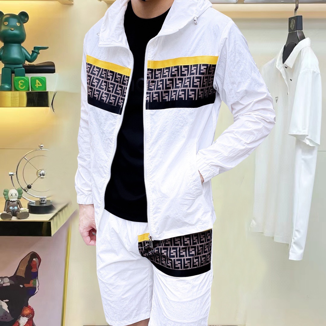 NO:491620,Fendi 2025 summer sun protection suit, made of imported light nylon technology fabric, 3D printed upper body is soft and comfortable, wind, rain and sun protection, and super light!  The style is even more fashionable and stylish, all hardware is supplied by customers, and the zipper is engraved with the counter brand logo, and various details highlight the quality!  It can be worn as a jacket in spring and autumn, and it is usually very nice to use it to make a concave look!  Making air-conditioned sunscreen clothes in summer is practical and versatile. Number of codes M~XXXL, fendi, jackets & coats, alexander wang19860909芬迪 2025夏季防晒衣套装,采用进口轻尼龙科技面料制作,3D印花上身柔软舒适,防风防雨防晒,并且超级轻盈！款式更是时尚有型,五金全部客供,拉链刻有专柜品牌logo ,各种细节凸显品质！春秋可作为外套穿搭,平时用以凹造型都非常nice！夏季做空调防晒衣,实用又百搭. 码数M～XXXL,,fendi,jackets & coats,alexander wang,Men's clothing