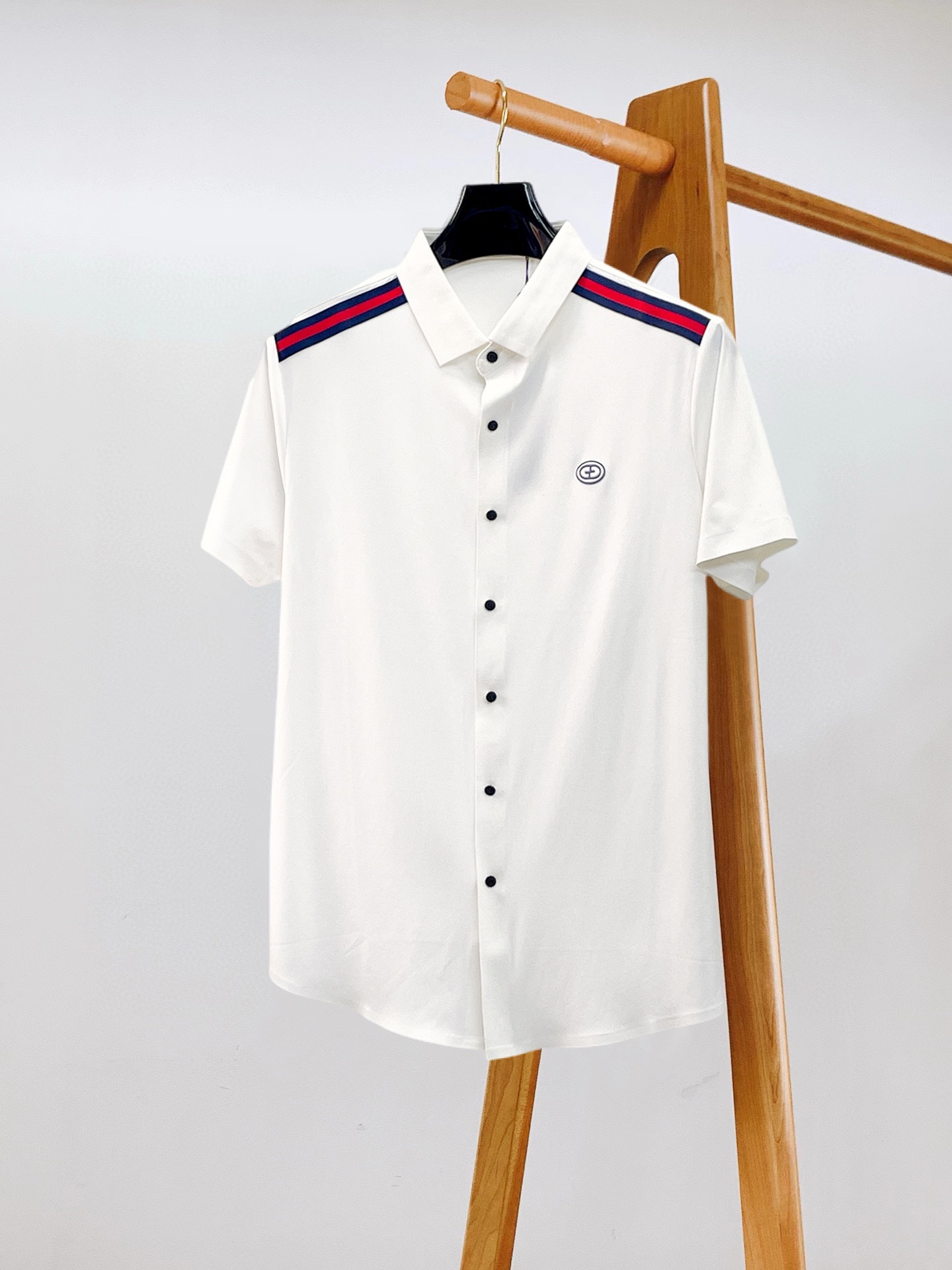 NO:137729,Guqi, high-end business, white-collar workers, must-have items for individuals in the unit!  Seal-free pressed glue ice silk casual business short-sleeved shirt, technological fabric, ice silk traceless, very good body feel, smooth feel and great texture!  Good elasticity, no sense of restraint, the fabric has its own breathable mesh, moisture absorption and sweating, quick drying and keeping it dry, small lapel placket-breasted design, showing a straight posture, not soft pedal, simple style, can be used for business and leisure, highly recommended!  High-elastic ice silk, the touch is as smooth as jade silk, clean and neat, and elegant and gentlemanly. The high-end materials are the key to the fabric, the quality control must be used. The feel is extremely delicate and smooth, the fabric has a good gloss and upper body skeleton feel, so we can greet mature and quality men's clothing!  Sweat in summer and dry instantly, a brand new experience Business commuting and leisure M-4XL, Shirts, T-shirt, alexander wang19860909古奇 高端商务 白领 单位人士必入单品！ 无痕压胶冰丝休闲商务短袖衬衫,科技面料,冰丝无痕,体感非常棒,手感顺滑质感很棒！弹性好,无任何束缚感,面料自带透气网孔,吸湿排汗,速干保持干爽,小翻领门襟排扣设计,展露挺拔姿态,不软踏,简约款式,商务休闲都可驾驭,强烈推荐！高弹冰丝,触感堪比玉蚕丝一样丝滑,干净利落,儒雅绅士风度.高级材质,重点就是面料上,品控的必上,手感极其细腻光滑,面料光泽感和上身骨架感好,打招成熟品质男装！夏天出汗秒干,全新体验 商务通勤休闲 M-4XL,,shirts,T-shirt,alexander wang,Men's clothing
