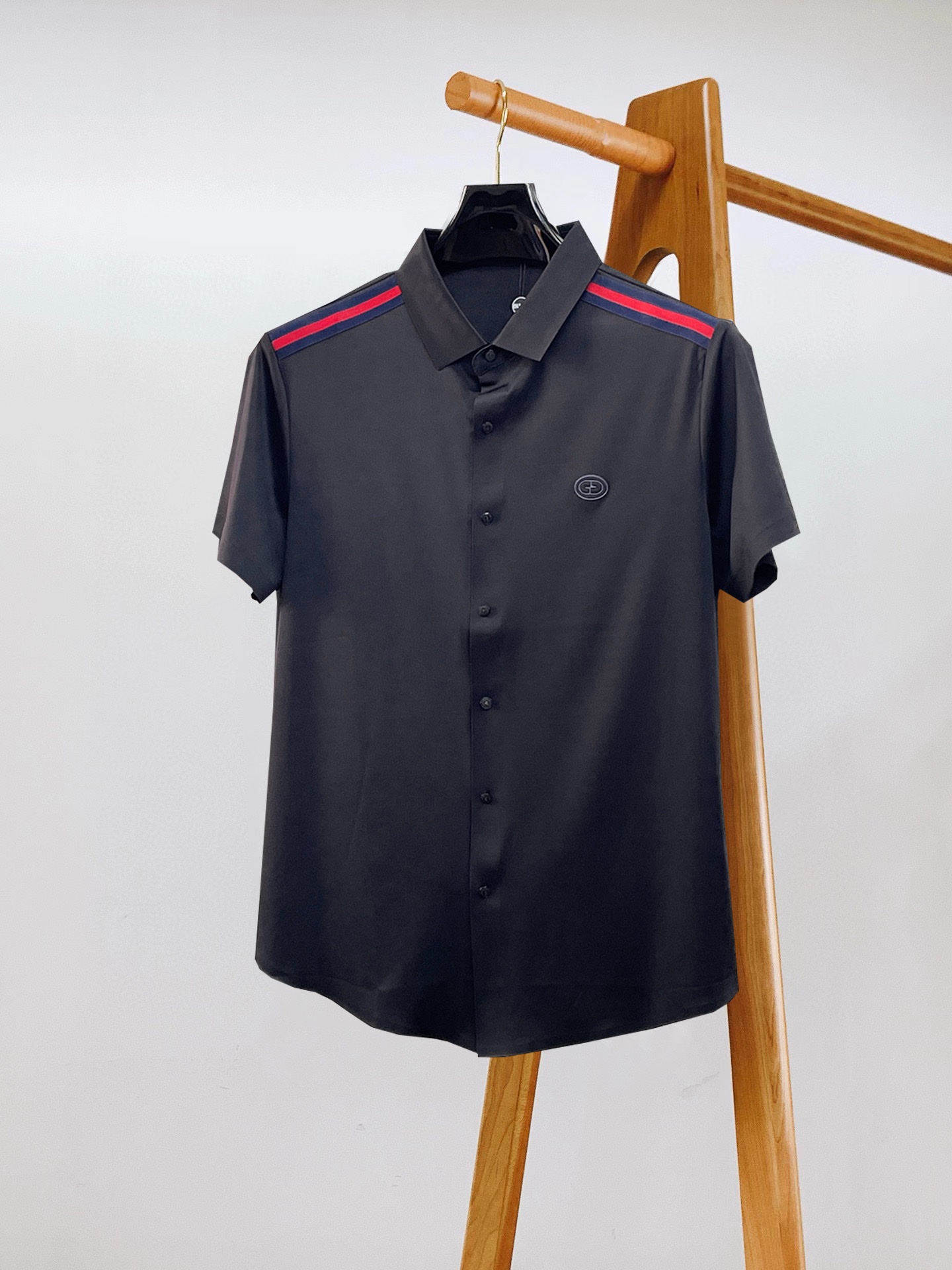 NO:137747,Guqi, high-end business, white-collar workers, must-have items for individuals in the unit!  Seal-free pressed glue ice silk casual business short-sleeved shirt, technological fabric, ice silk traceless, very good body feel, smooth feel and great texture!  Good elasticity, no sense of restraint, the fabric has its own breathable mesh, moisture absorption and sweating, quick drying and keeping it dry, small lapel placket-breasted design, showing a straight posture, not soft pedal, simple style, can be used for business and leisure, highly recommended!  High-elastic ice silk, the touch is as smooth as jade silk, clean and neat, and elegant and gentlemanly. The high-end materials are the key to the fabric, the quality control must be used. The feel is extremely delicate and smooth, the fabric has a good gloss and upper body skeleton feel, so we can greet mature and quality men's clothing!  Sweat in summer and dry instantly, a brand new experience Business commuting and leisure M-4XL, Shirts, T-shirt, alexander wang19860909古奇 高端商务 白领 单位人士必入单品！ 无痕压胶冰丝休闲商务短袖衬衫,科技面料,冰丝无痕,体感非常棒,手感顺滑质感很棒！弹性好,无任何束缚感,面料自带透气网孔,吸湿排汗,速干保持干爽,小翻领门襟排扣设计,展露挺拔姿态,不软踏,简约款式,商务休闲都可驾驭,强烈推荐！高弹冰丝,触感堪比玉蚕丝一样丝滑,干净利落,儒雅绅士风度.高级材质,重点就是面料上,品控的必上,手感极其细腻光滑,面料光泽感和上身骨架感好,打招成熟品质男装！夏天出汗秒干,全新体验 商务通勤休闲 M-4XL,,shirts,T-shirt,alexander wang,Men's clothing